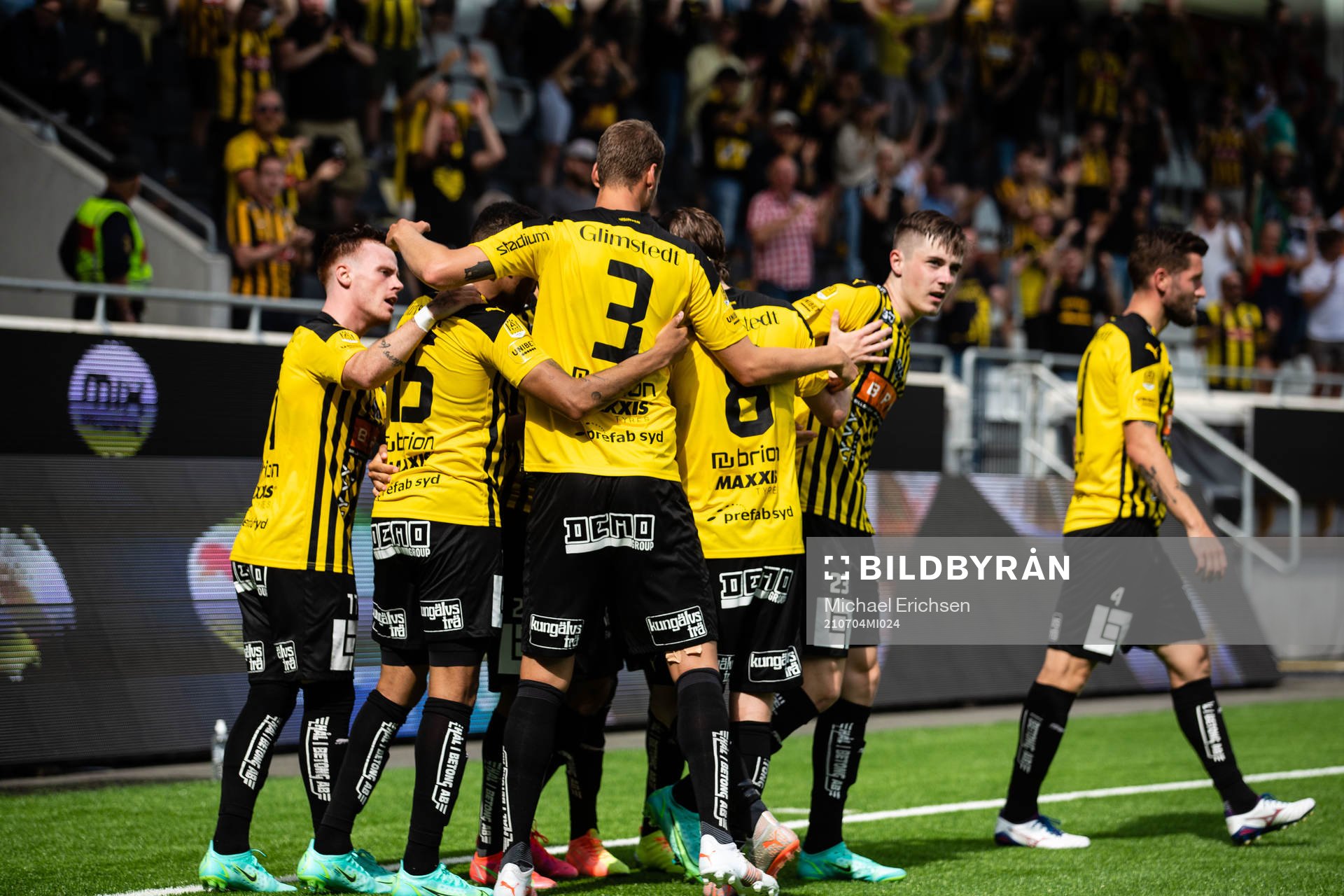 Häckens Patrik Wålemark jublar