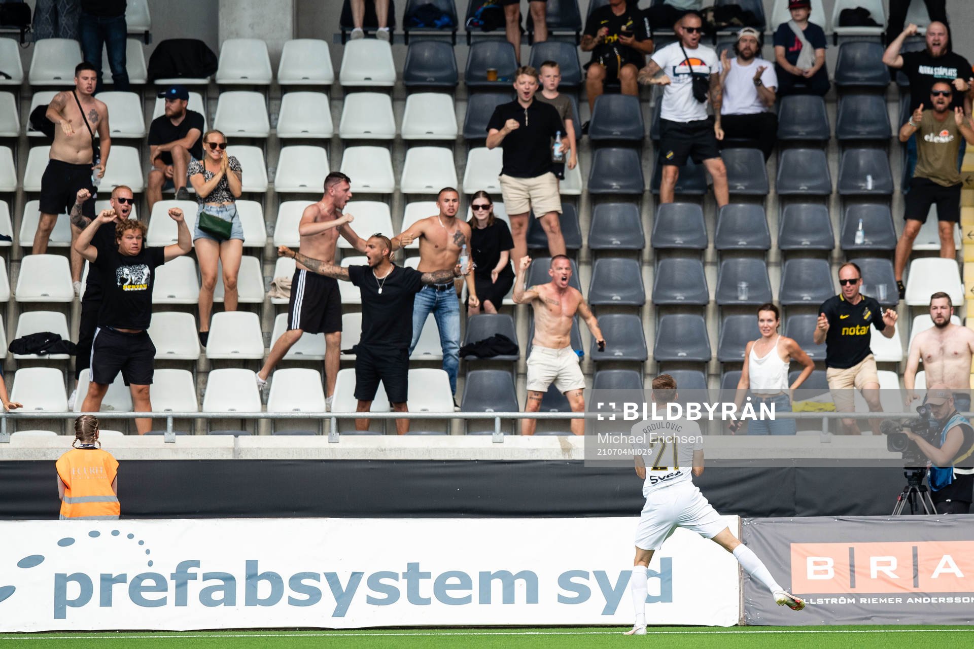 AIK:s Bojan Radulovic jublar efter 2-1 under fotbollsmatchen i Allsvenskan mellan Häcken och AIK den 4 juli 2021 i Göteborg. 