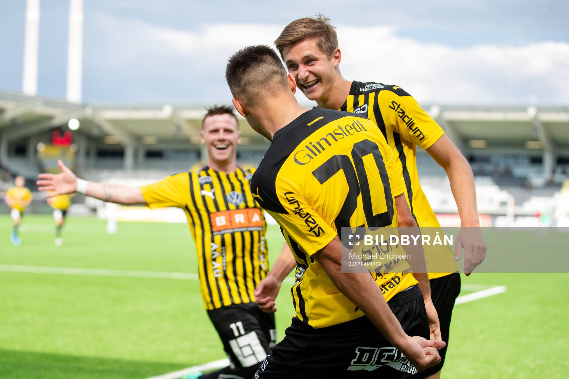 Häckens Ali Youssef jublar med Leo Bengtsson och Tobias