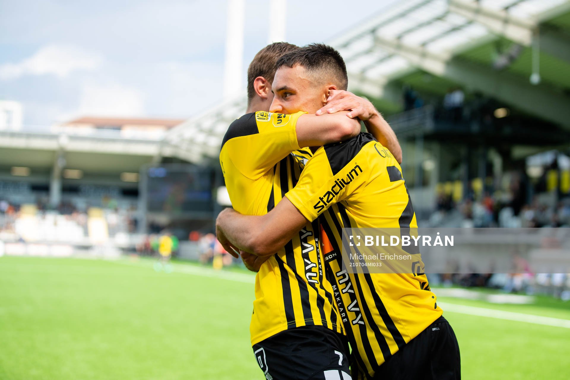 Häckens Ali Youssef jublar ihop med Leo Bengtsson och