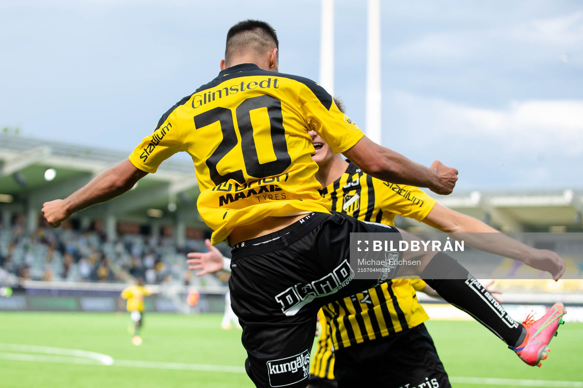 Häckens Ali Youssef jublar med lagkamrater