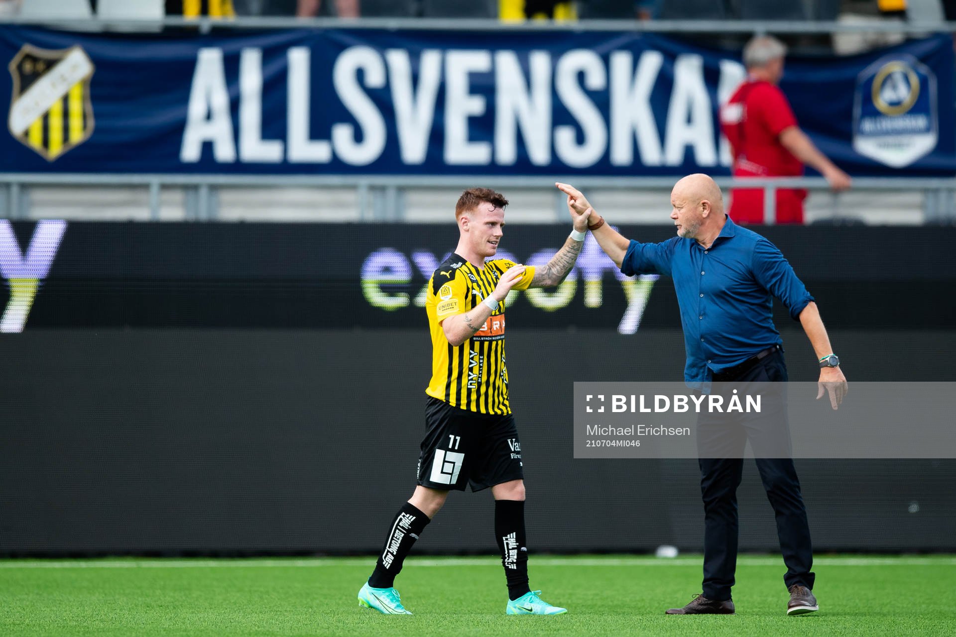 Häckens Tobias Heintz jublar med tränare Per-Mathias