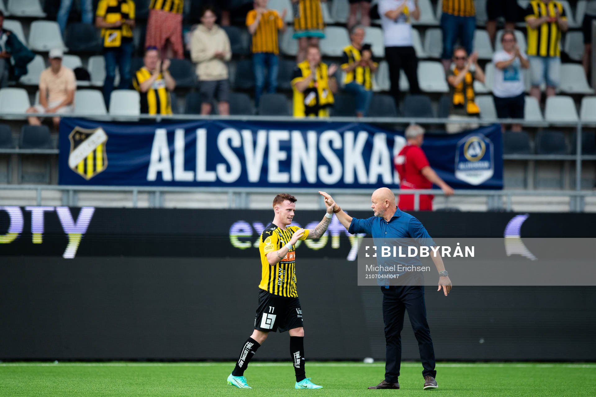 Häckens Tobias Heintz jublar med tränare Per-Mathias