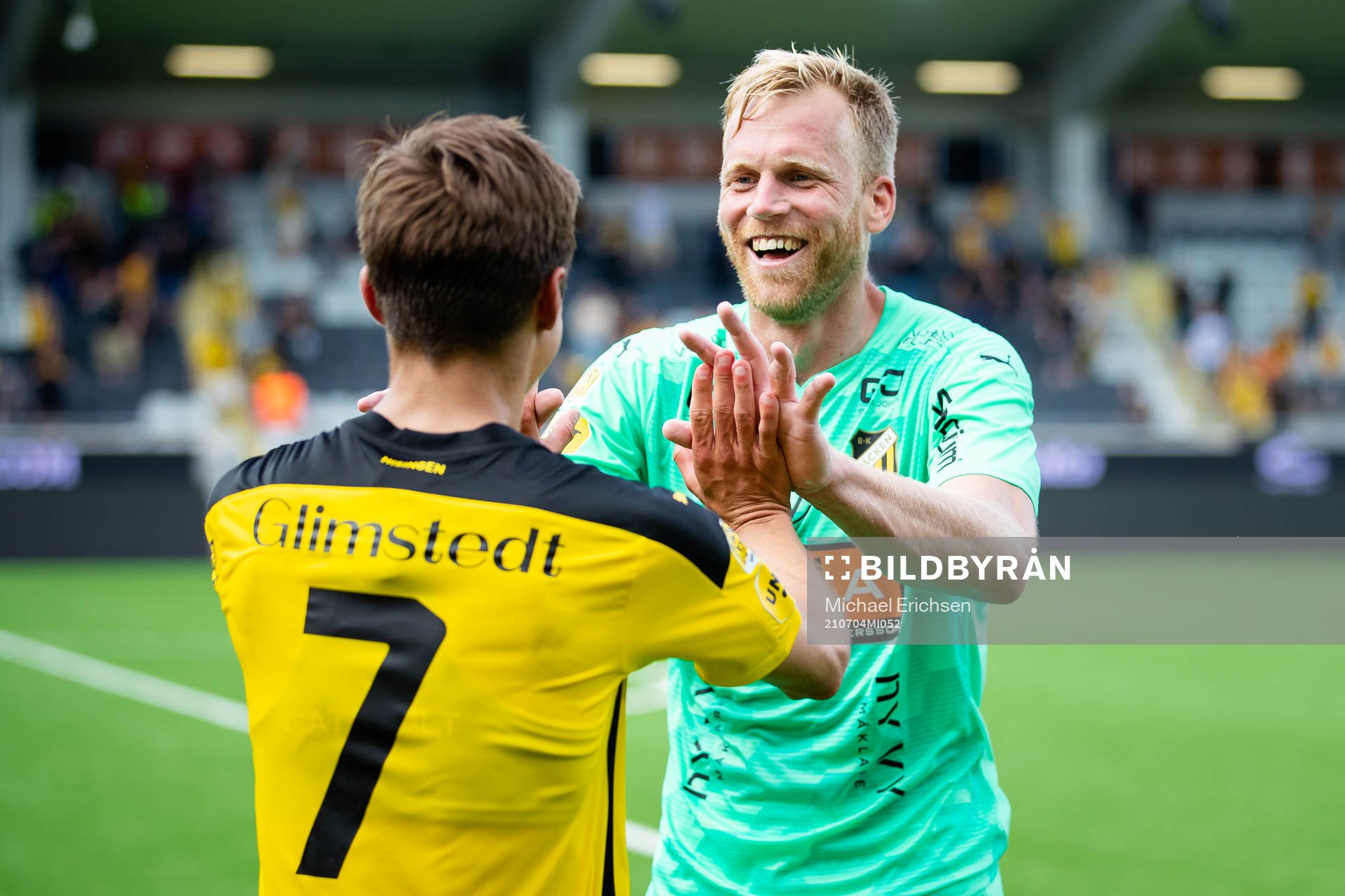 Häckens Leo Bengtsson och målvakt Peter Abrahamsson jublar efter fotbollsmatchen i Allsvenskan mellan Häcken och AIK den 4 juli 2021 i Göteborg.