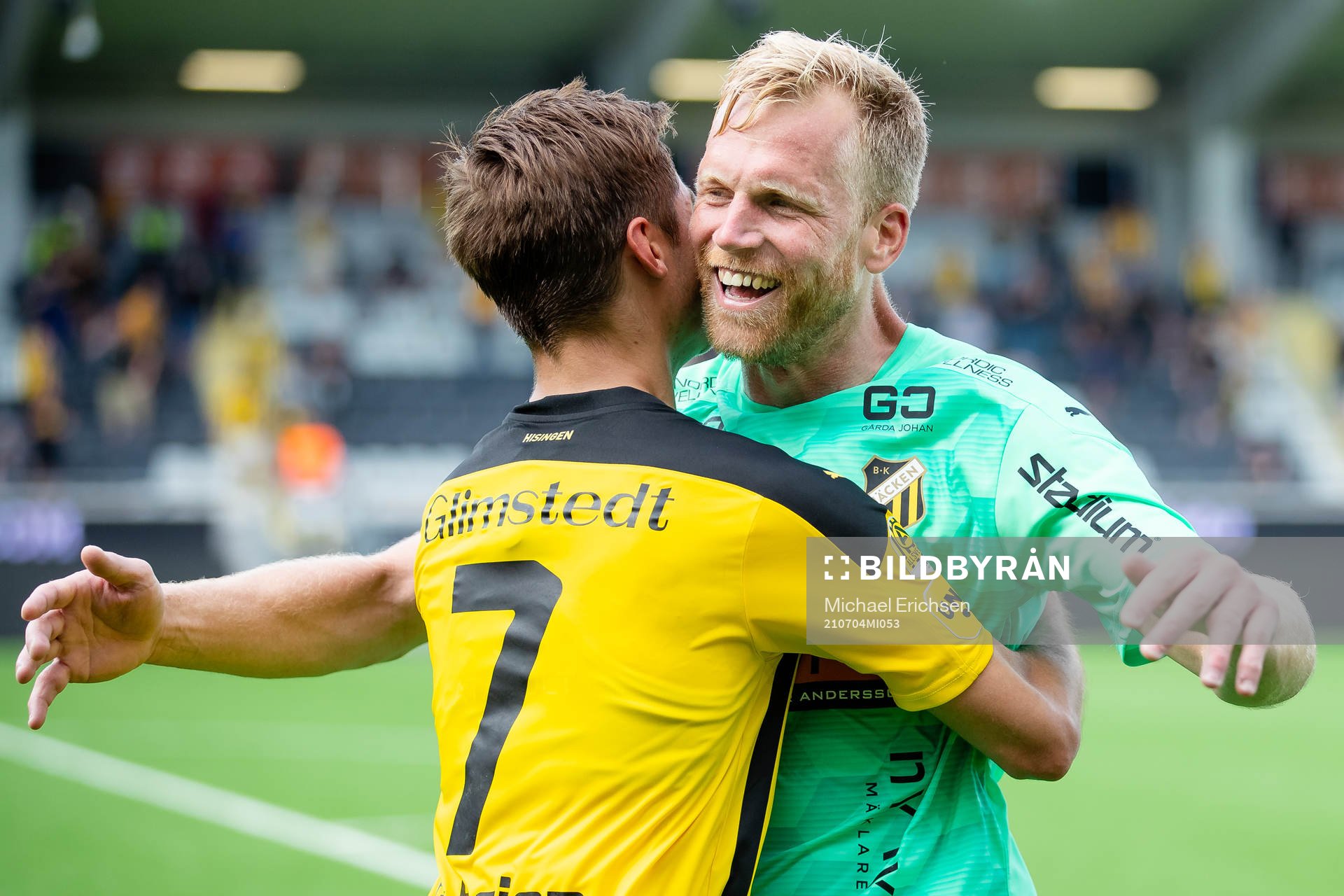 Häckens Leo Bengtsson och målvakt Peter Abrahamsson jublar efter fotbollsmatchen i Allsvenskan mellan Häcken och AIK den 4 juli 2021 i Göteborg.