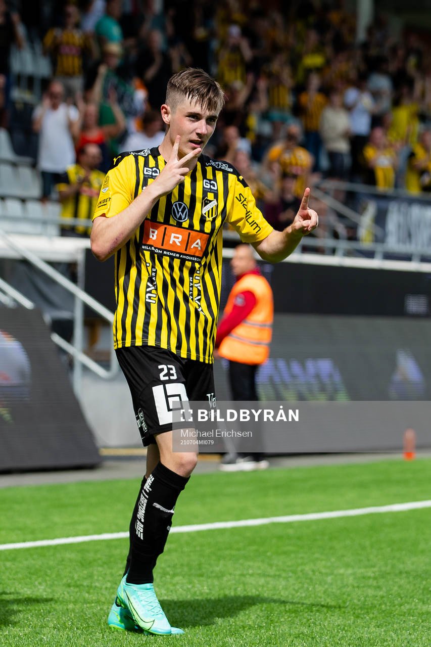 Häckens Patrik Wålemark jublar