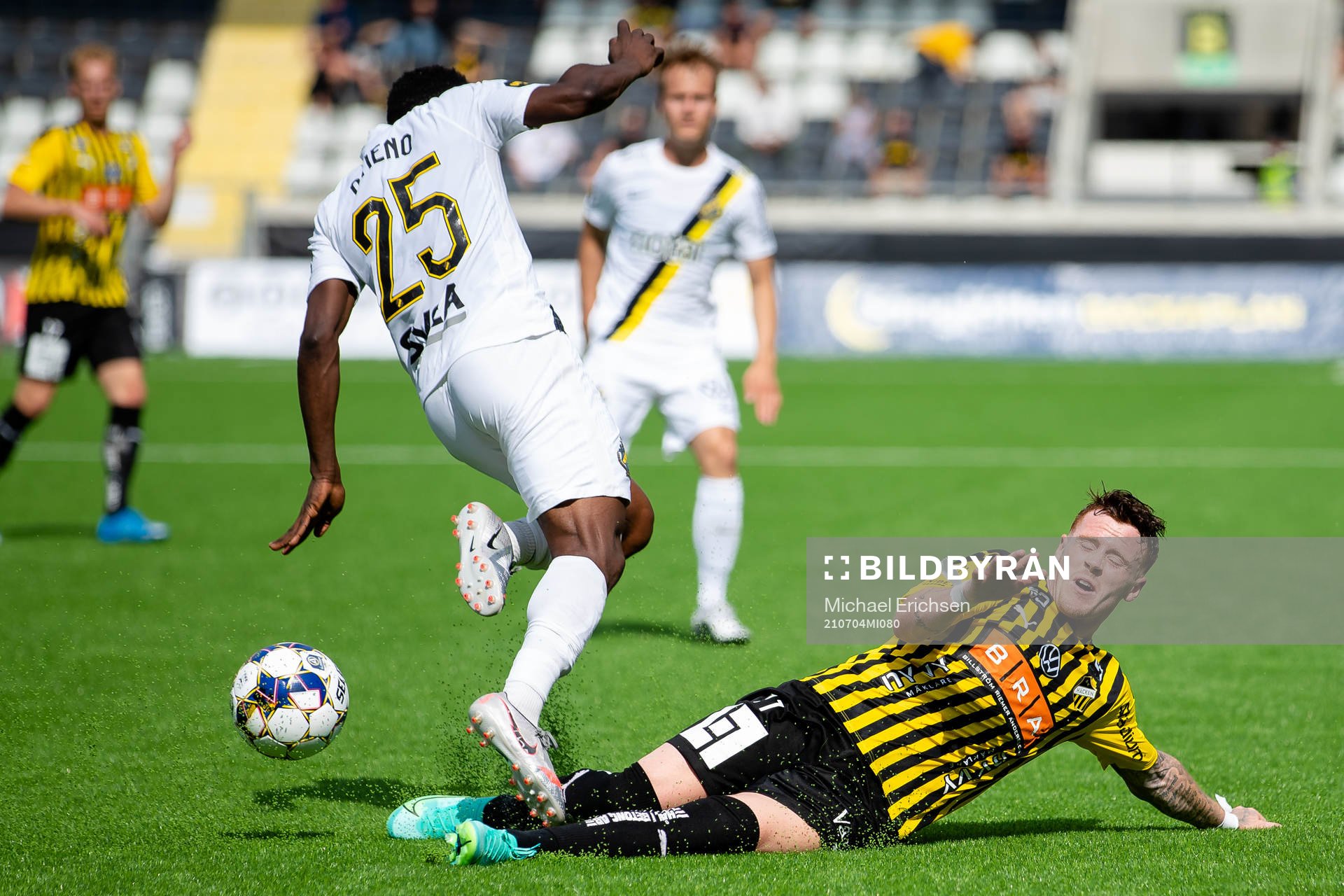 s Erick Otieno glidtacklas av Häckens Tobias Heintz