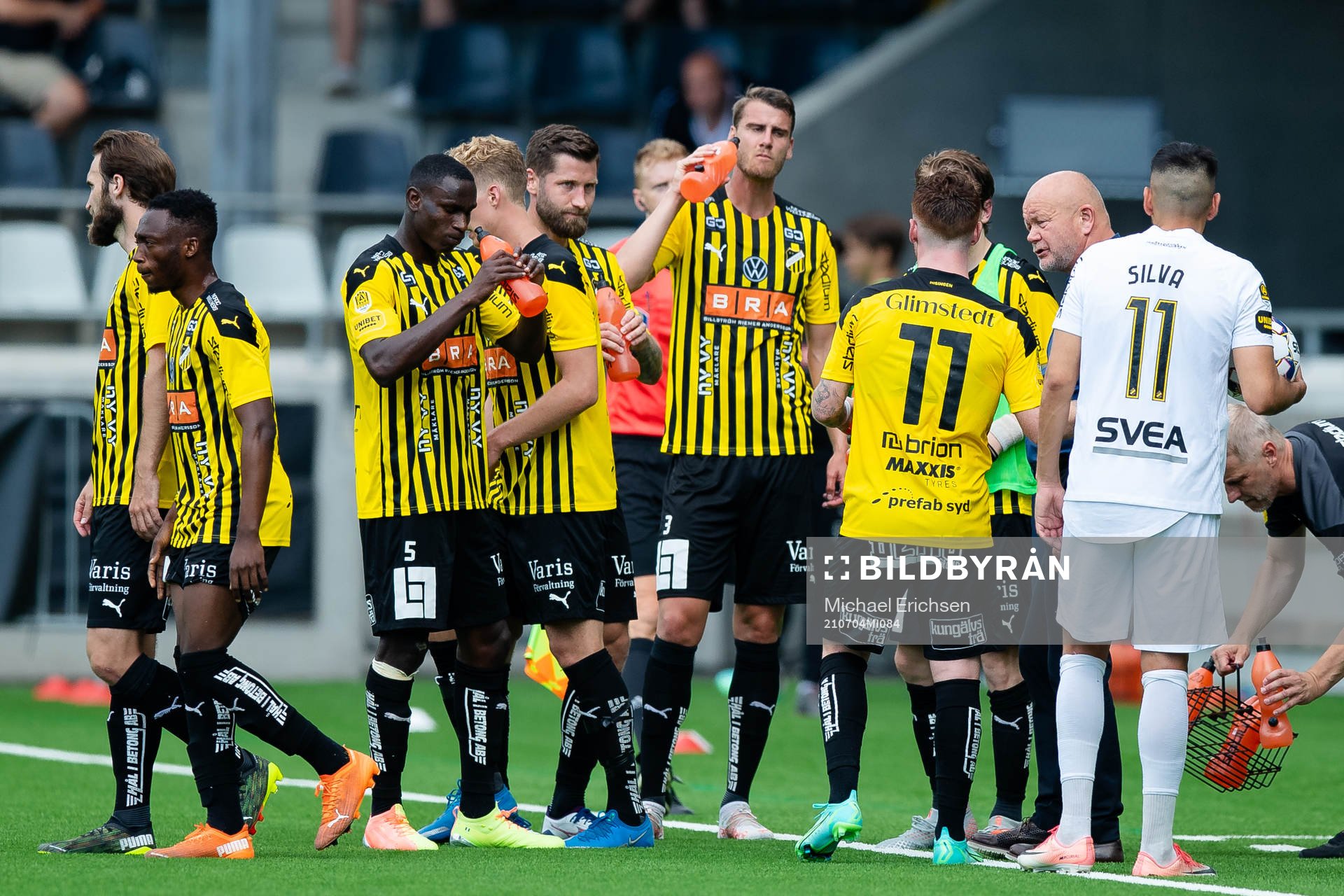 Häckens tränare Per-Mathias Högmo pratar med sina