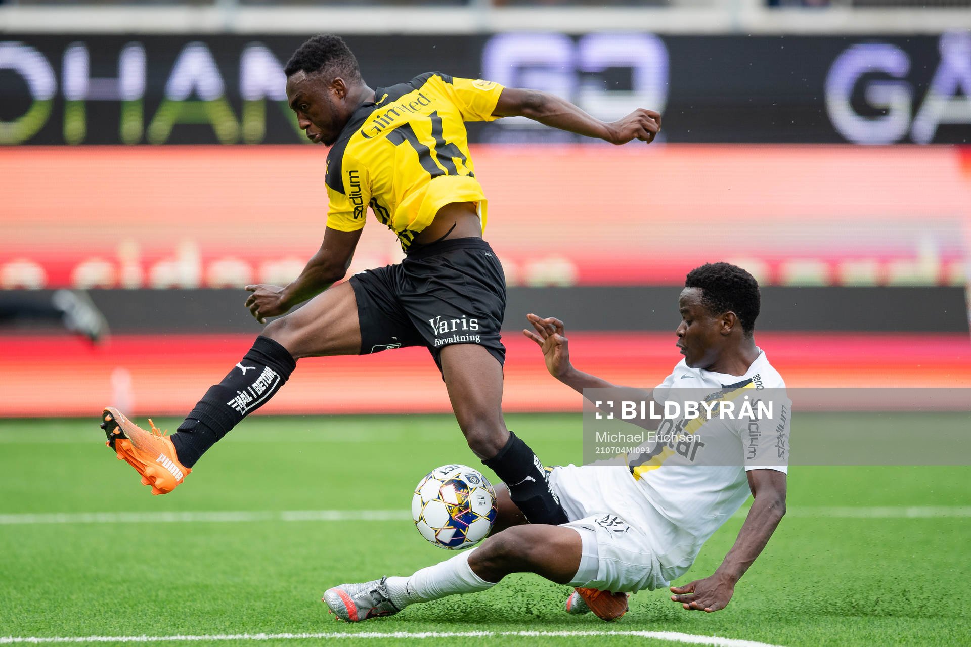 s Erick Otieno glidtacklar Häckens Benie Adama Traore