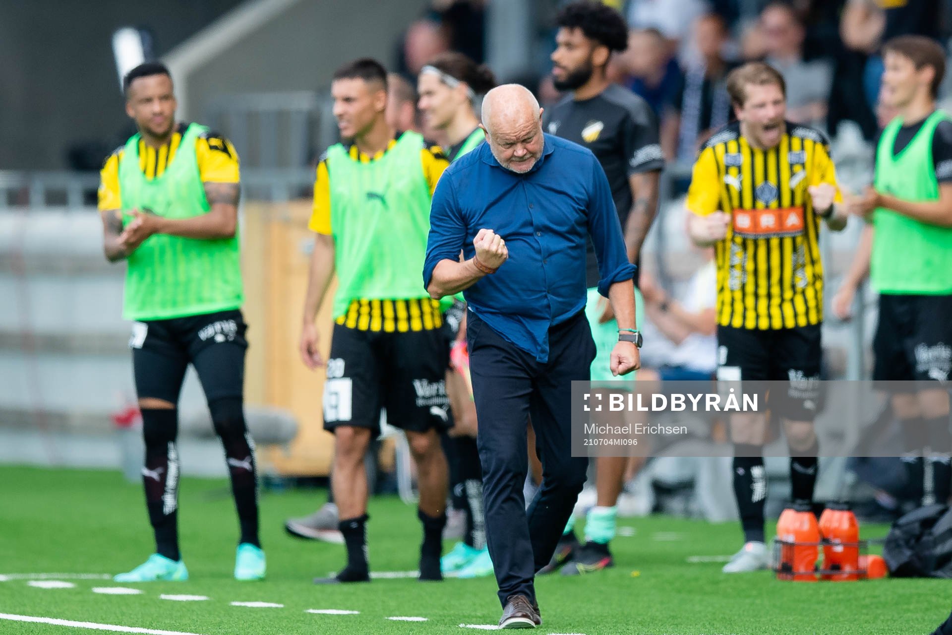 Häckens tränare Per-Mathias Högmo jublar