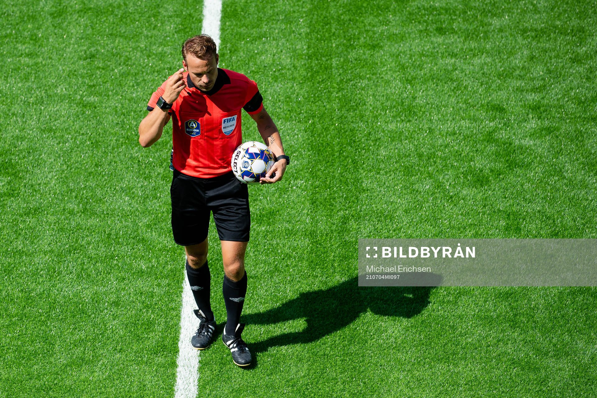 Domare Kristoffer Karlsson innan fotbollsmatchen i