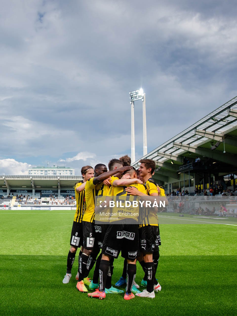Häckens Ali Youssef jublar med lagkamrater