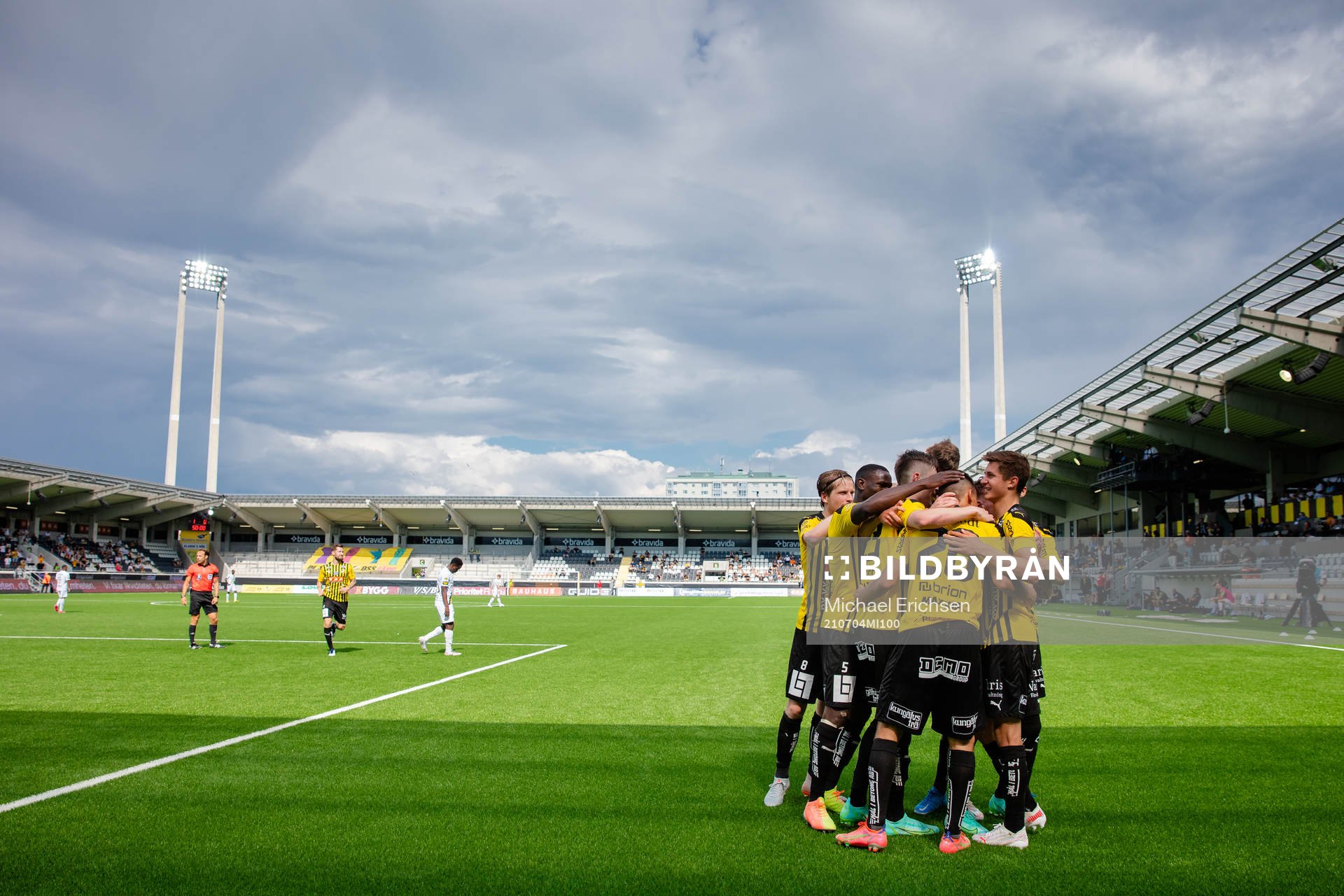 Häckens Ali Youssef jublar med lagkamrater