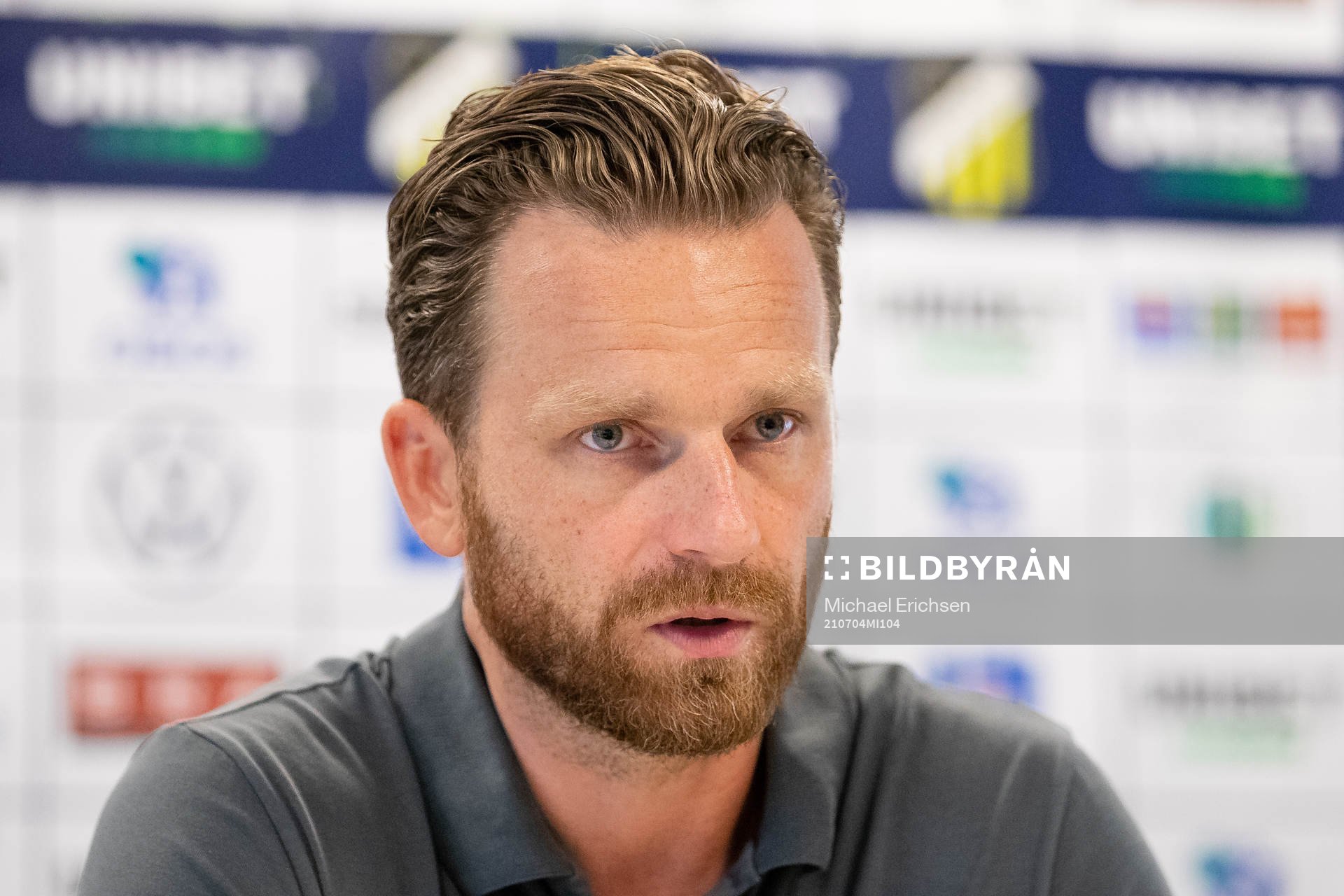 s tränare Bartosz Grzelak på presskonferensen