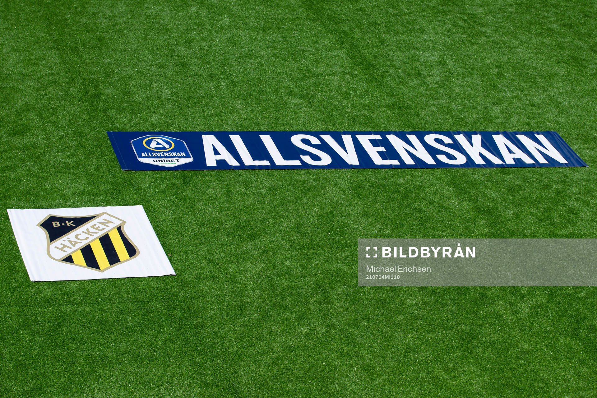 Vepor med Häckens klubbmärke och Allsvenskans logo innan fotbollsmatchen i Allsvenskan mellan Häcken och AIK den 4 juli 2021 i Göteborg. 