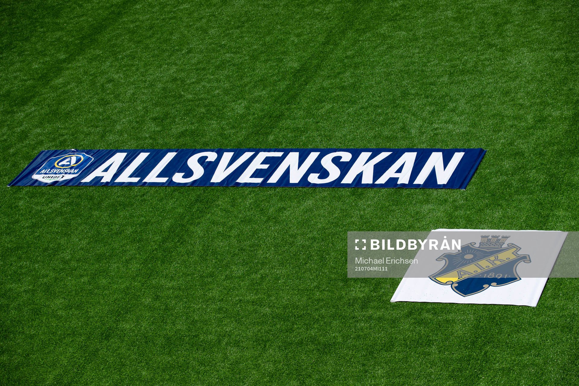 s klubbmärke och Allsvenskans logo innan fotbollsmatchen i