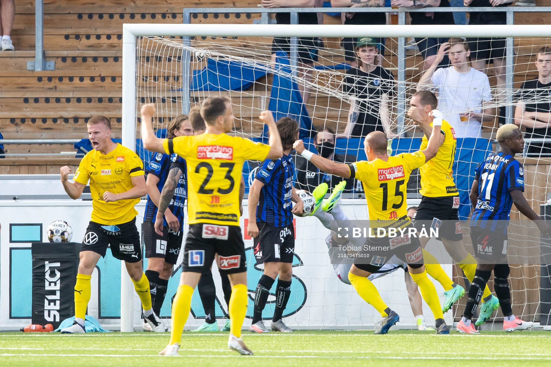 Mjällbys Eric Björkander jublar