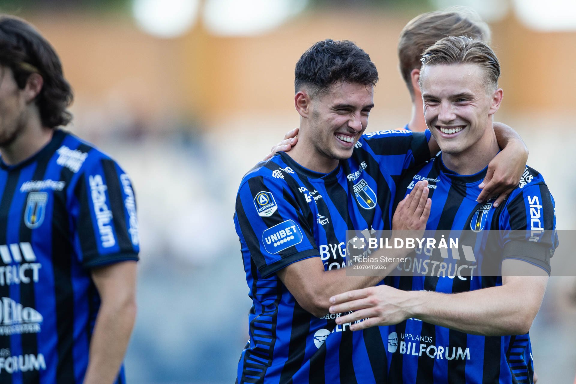 Sirius Laurent Shabani och Jacob Ortmark jublar