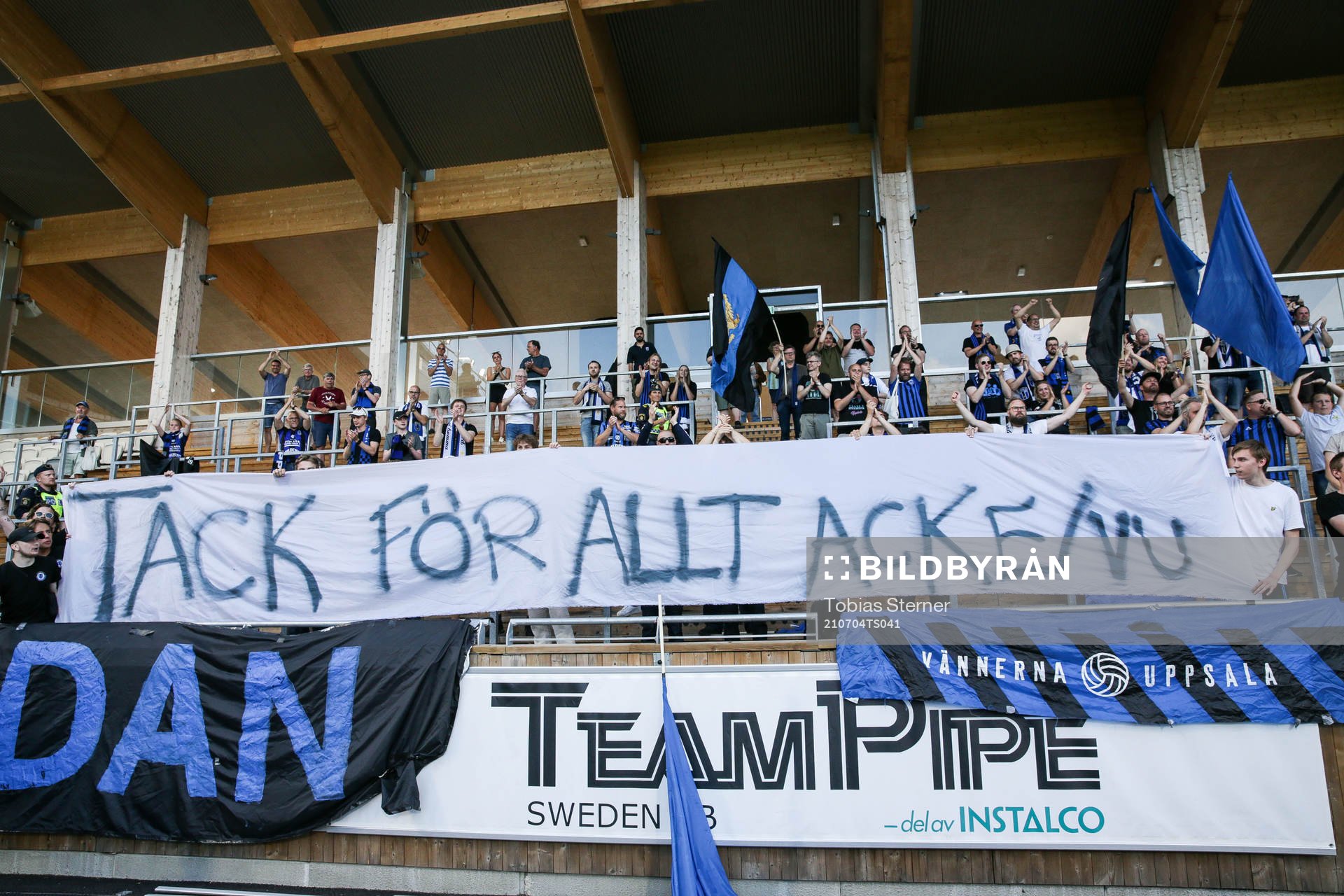 Publiken tackar av Axel Björnström