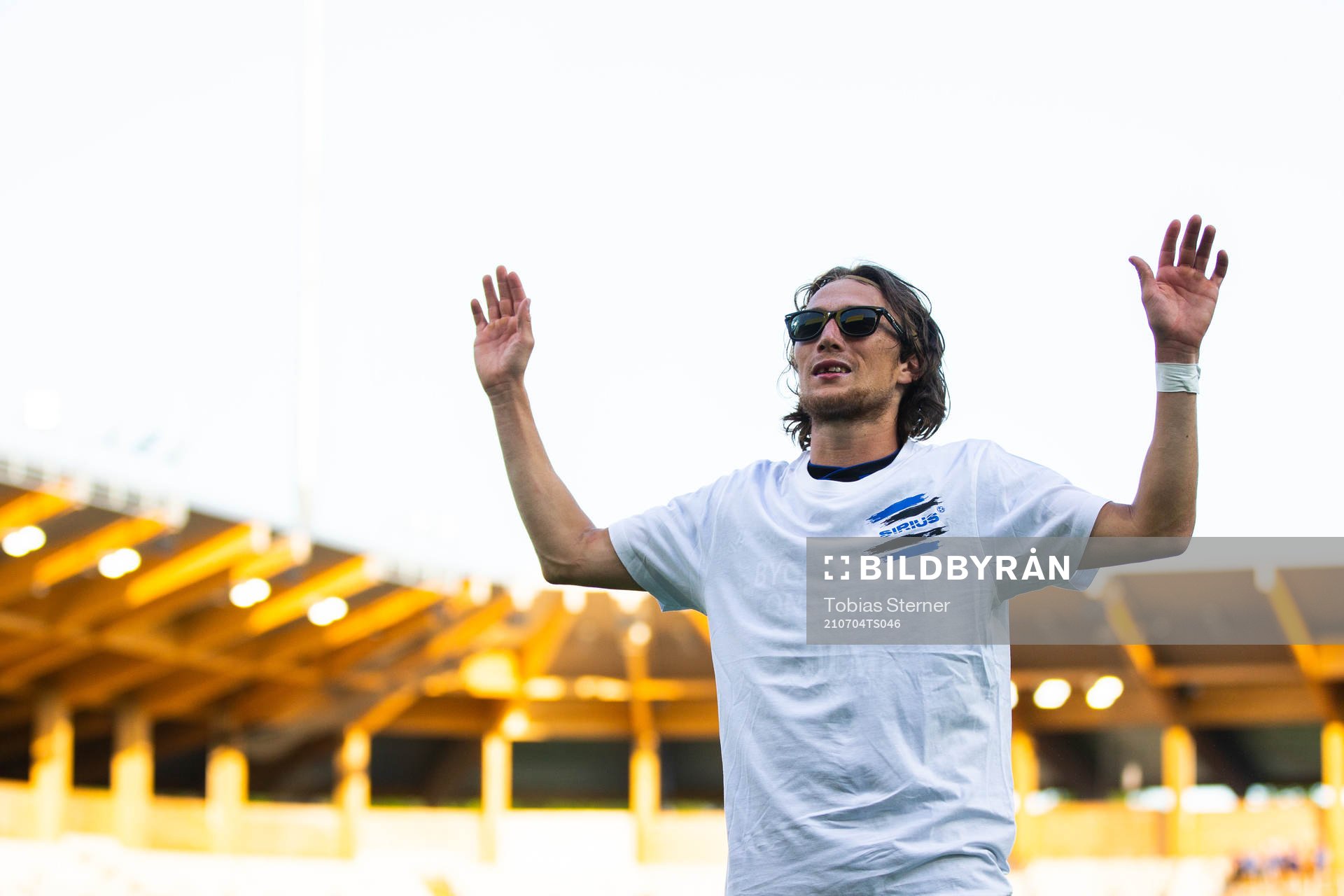 Sirius Axel Björnström tackar publiken efter fotbollsmatchen i Allsvenskan mellan Sirius och Mjällby den 4 juli 2021 i Uppsala. 
