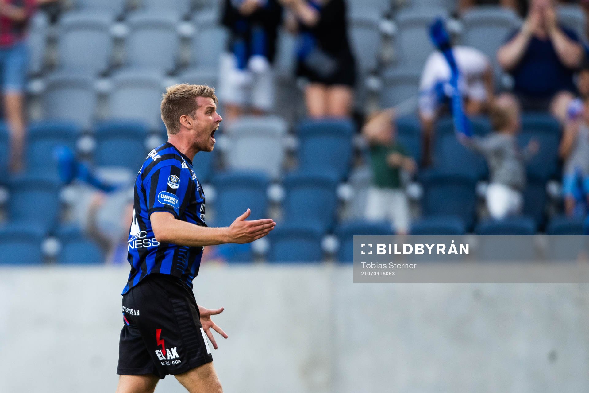 Sirius Marcus Mathisen jublar efter 2-1 av Jacob Ortmark (ej i bild) under fotbollsmatchen i Allsvenskan mellan Sirius och Mjällby den 4 juli 2021 i Uppsala.