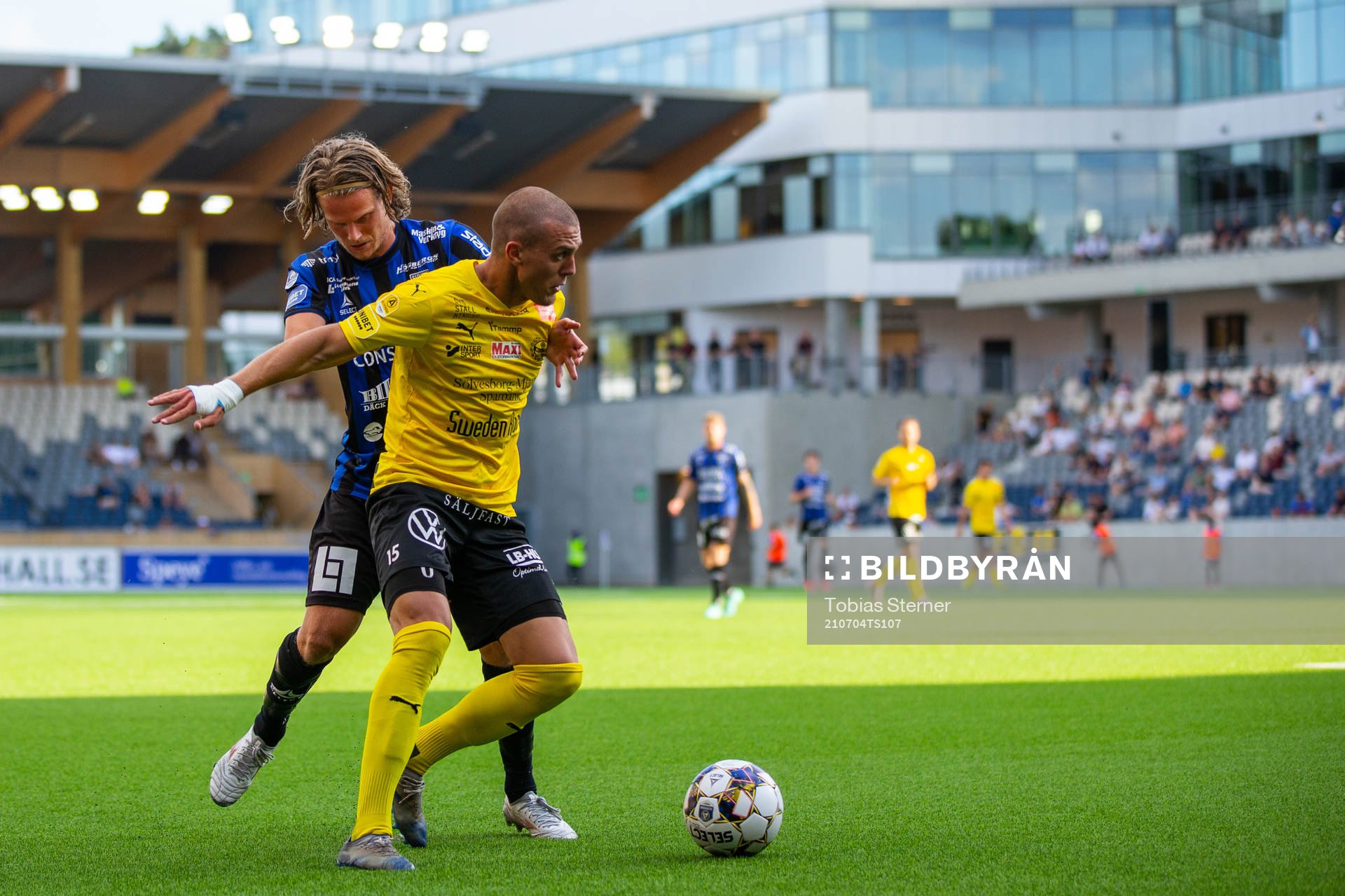 Sirius Tim Björkström och Mjällbys Ivan Kricak