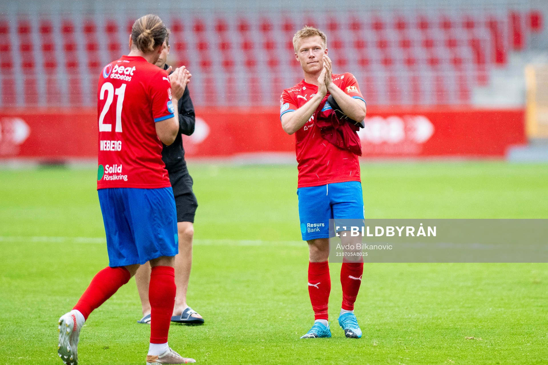 Helsingborgs Andreas Landgren jublar efter slutsignalen under fotbollsmatchen i träningsmatchen mellan Helsingborg och Helsingör den 5 juli 2021 i Helsingborg.
