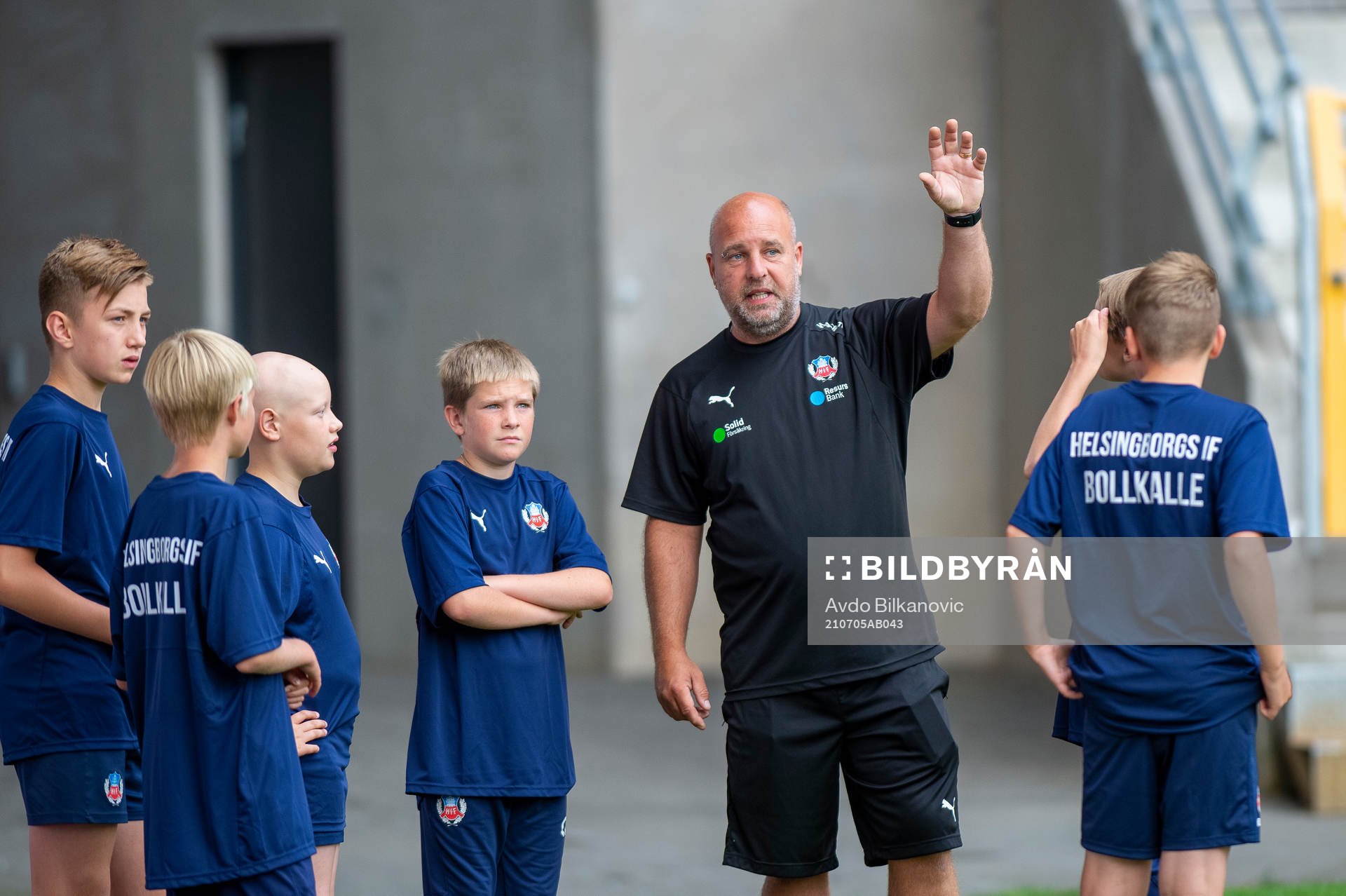 En ledare förbereder bollkallar