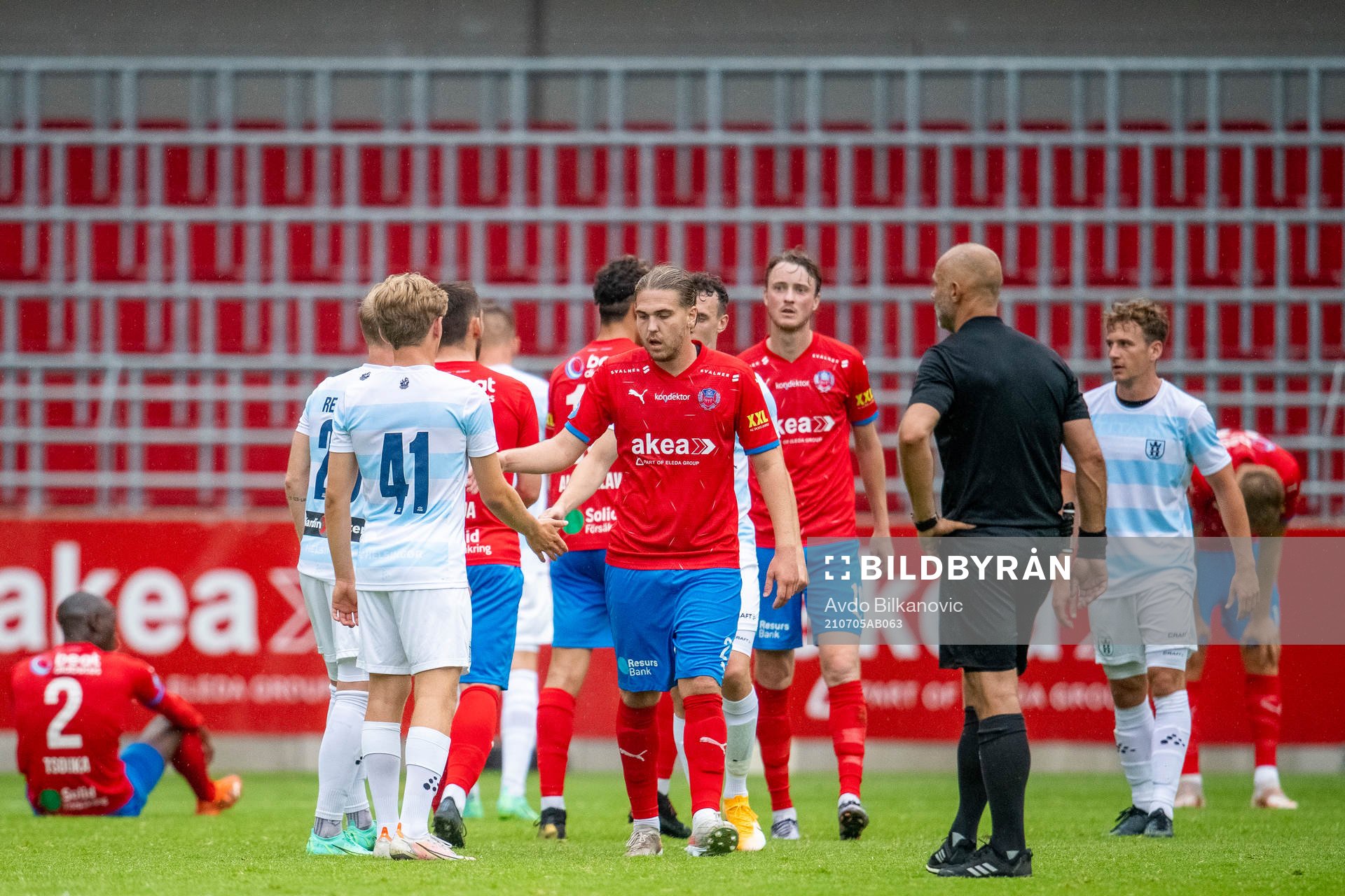 Spelare tackar varandra