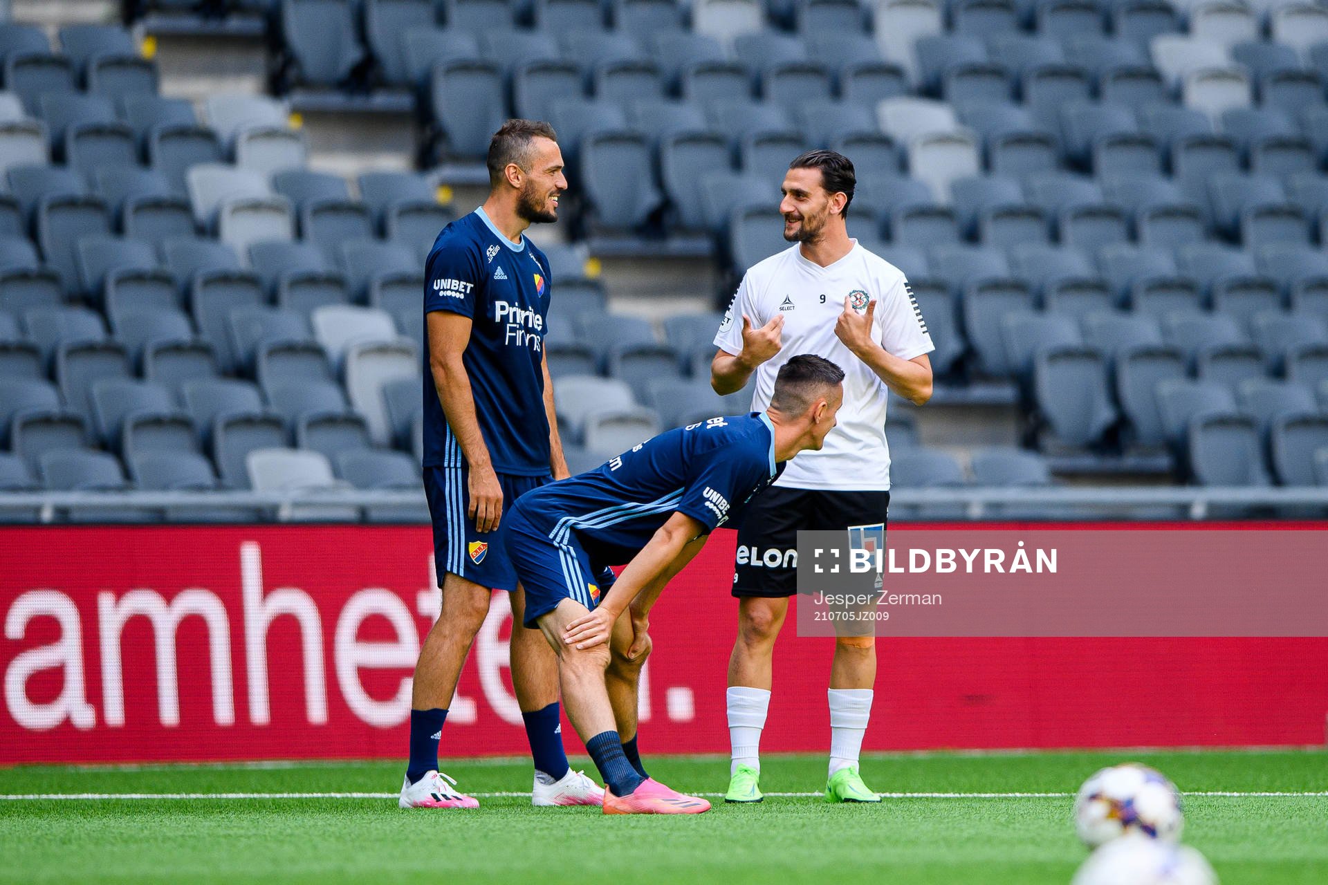 Djurgårdens Haris Radetinac och Emir Kujovic i samtal med Örebros Agon Mehmeti inför fotbollsmatchen i Allsvenskan mellan Djurgården och Örebro den 5 juli 2021 i Stockholm.