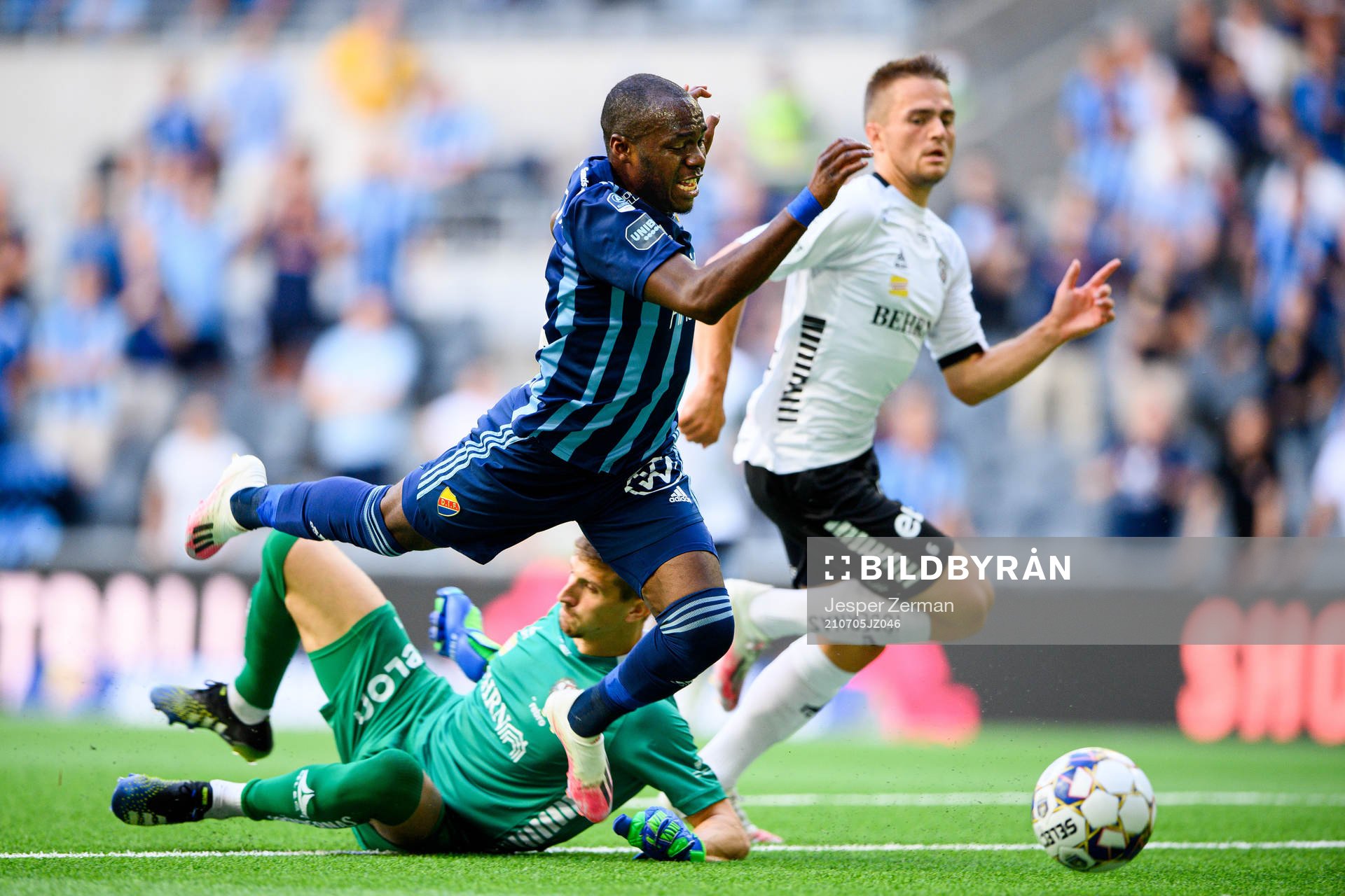 Djurgårdens Edward Chilufya och Örebros målvakt Bobby