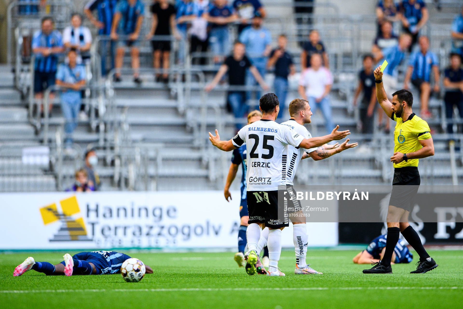 Örebros Andreas Skovgaard får en varning