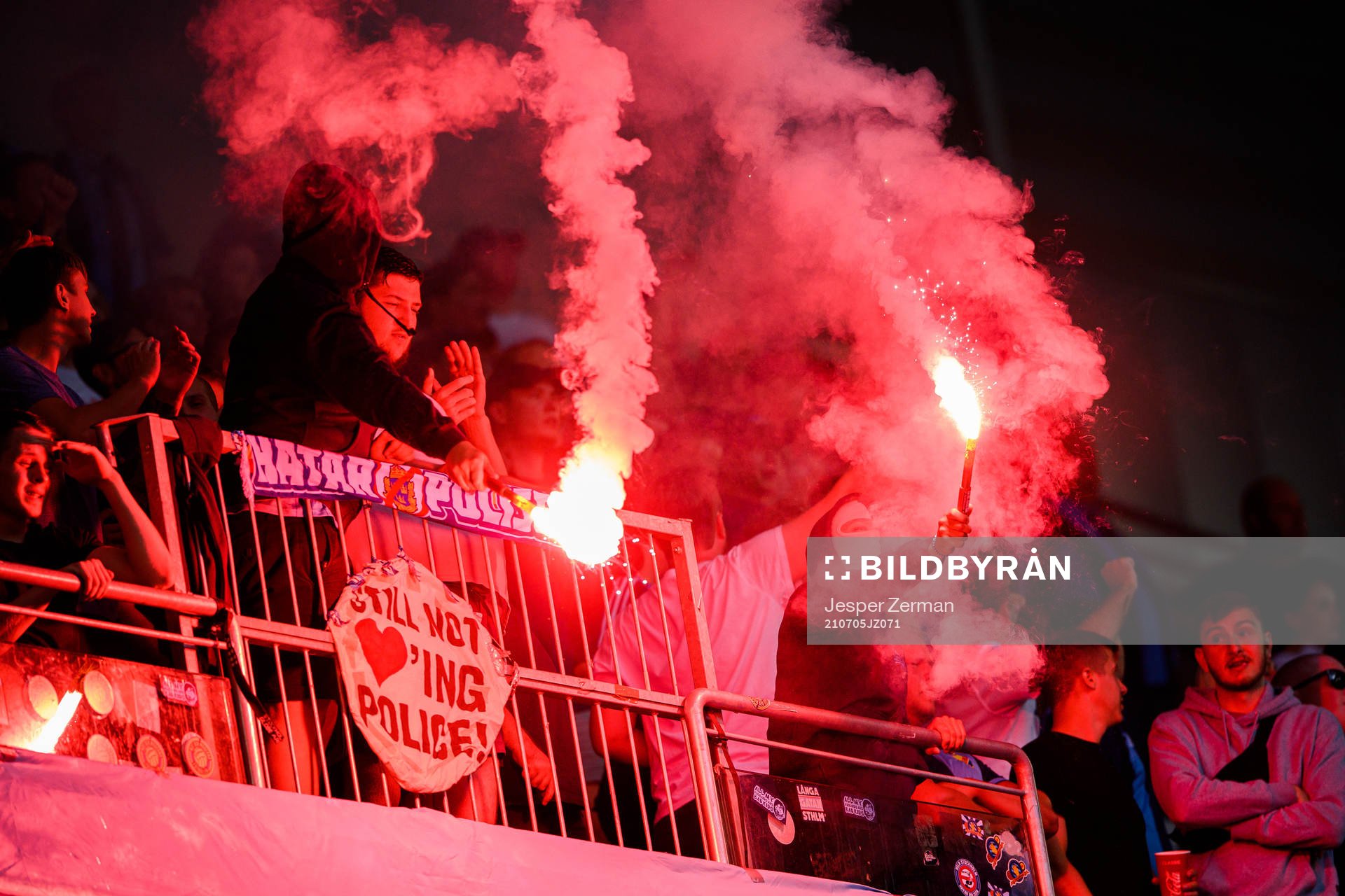 Djurgårdens supportrar med pyroteknik