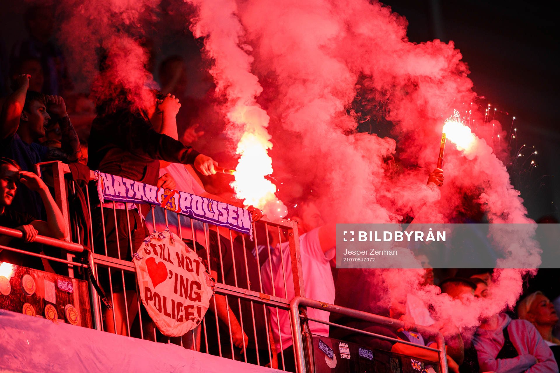 Djurgårdens supportrar med pyroteknik