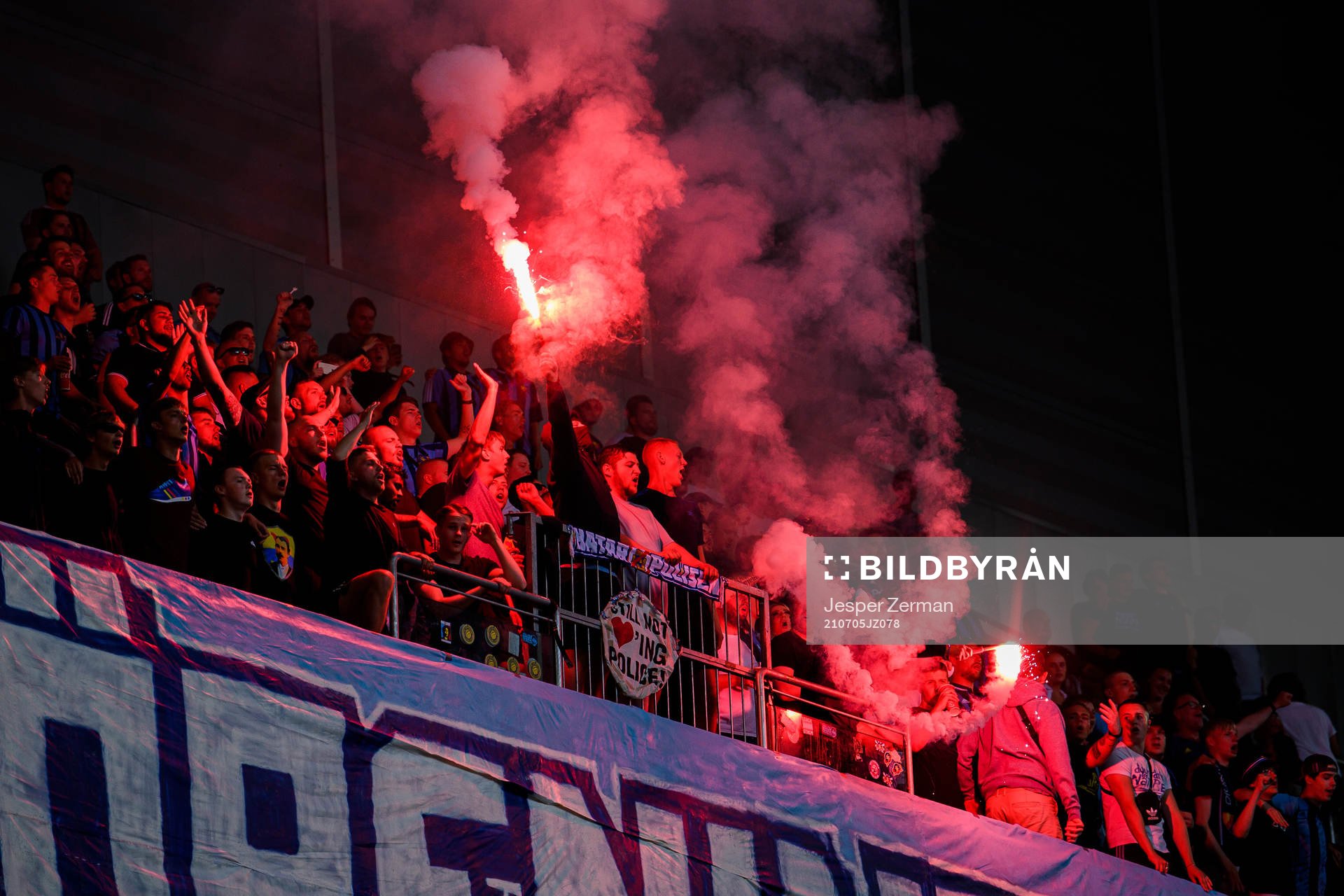 Djurgårdens supportrar med pyroteknik