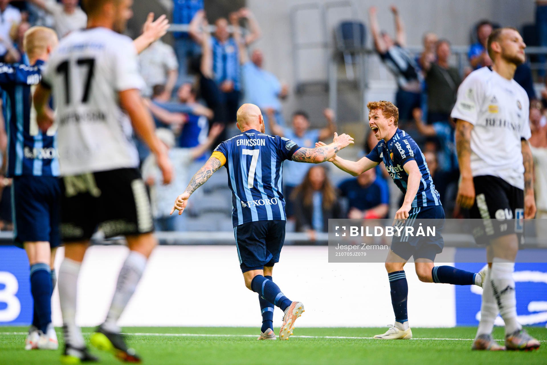 Djurgårdens Magnus Eriksson och Aslak Witry jublar