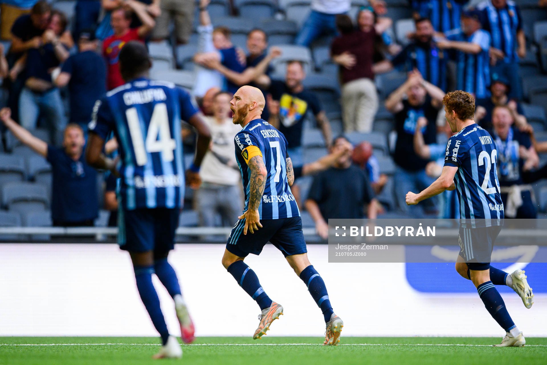 Djurgårdens Magnus Eriksson och Aslak Witry jublar