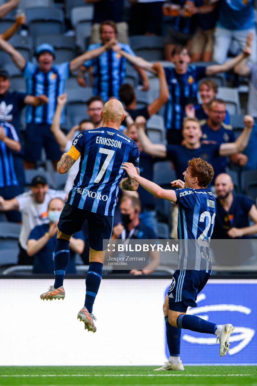 Djurgårdens Magnus Eriksson och Aslak Witry jublar