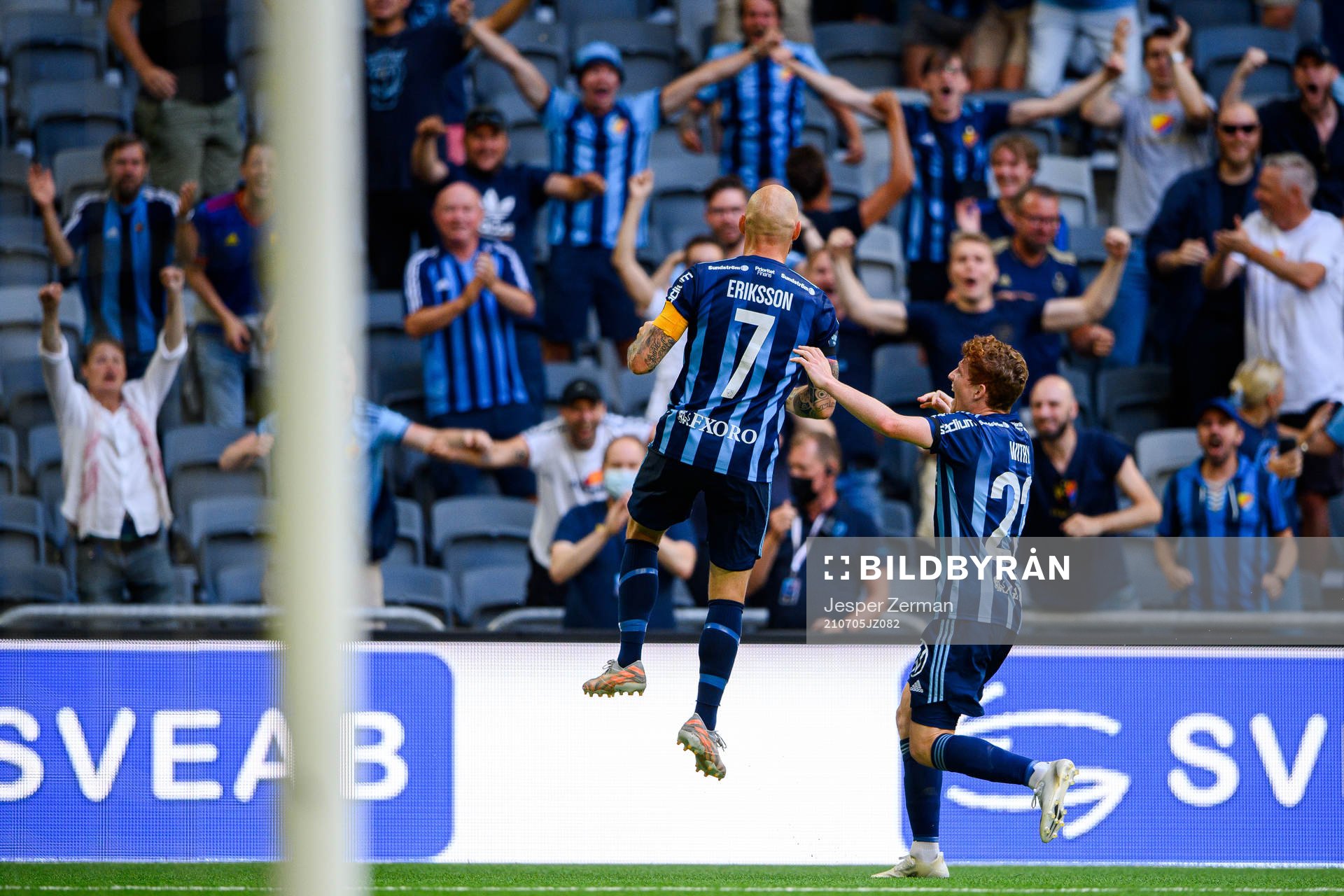 Djurgårdens Magnus Eriksson och Aslak Witry jublar