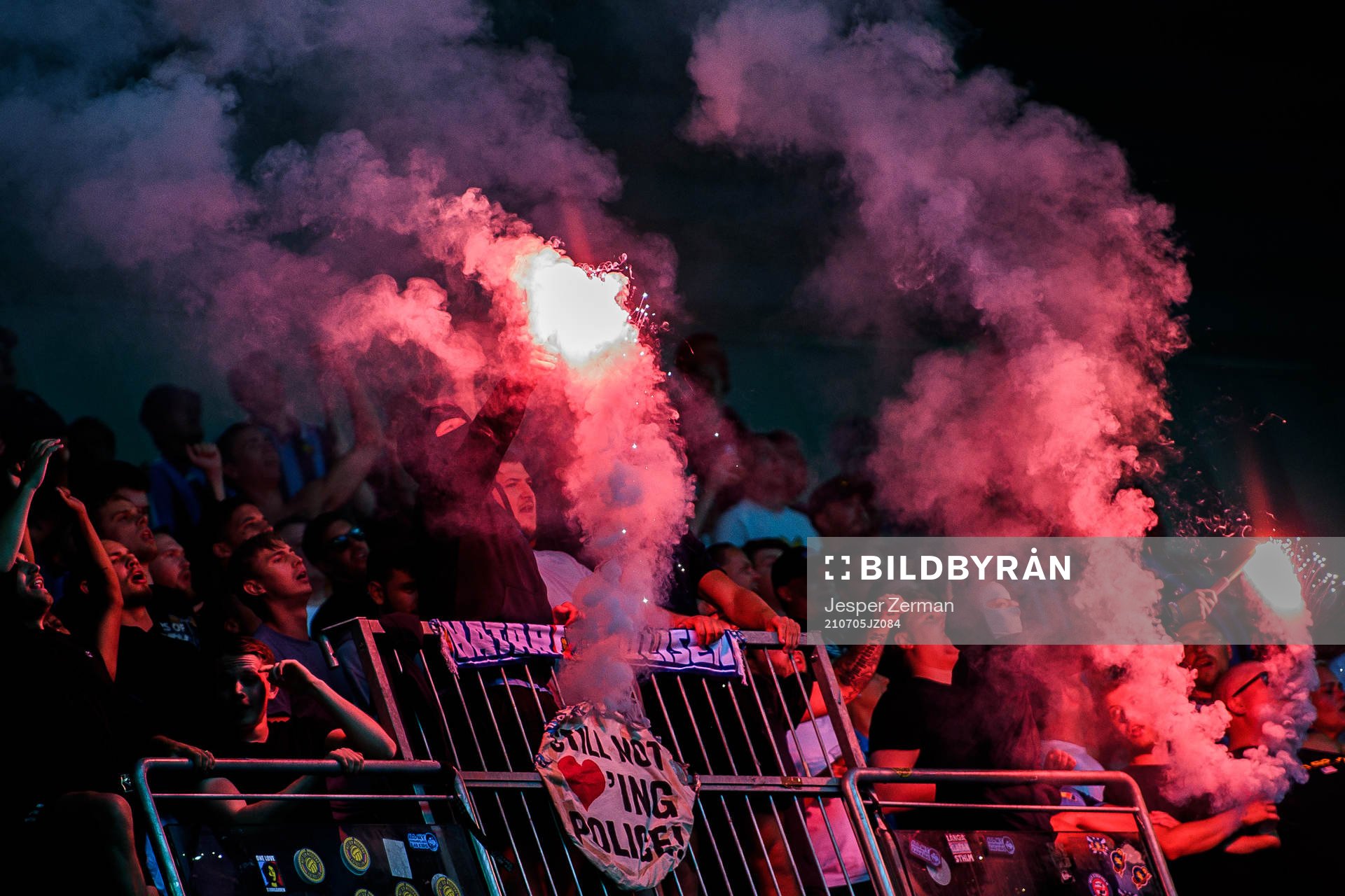 Djurgårdens supportrar med pyroteknik