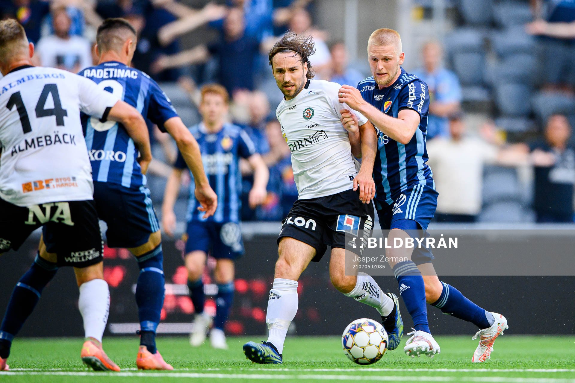 Örebros Kevin Walker och Djurgårdens Kalle Holmberg