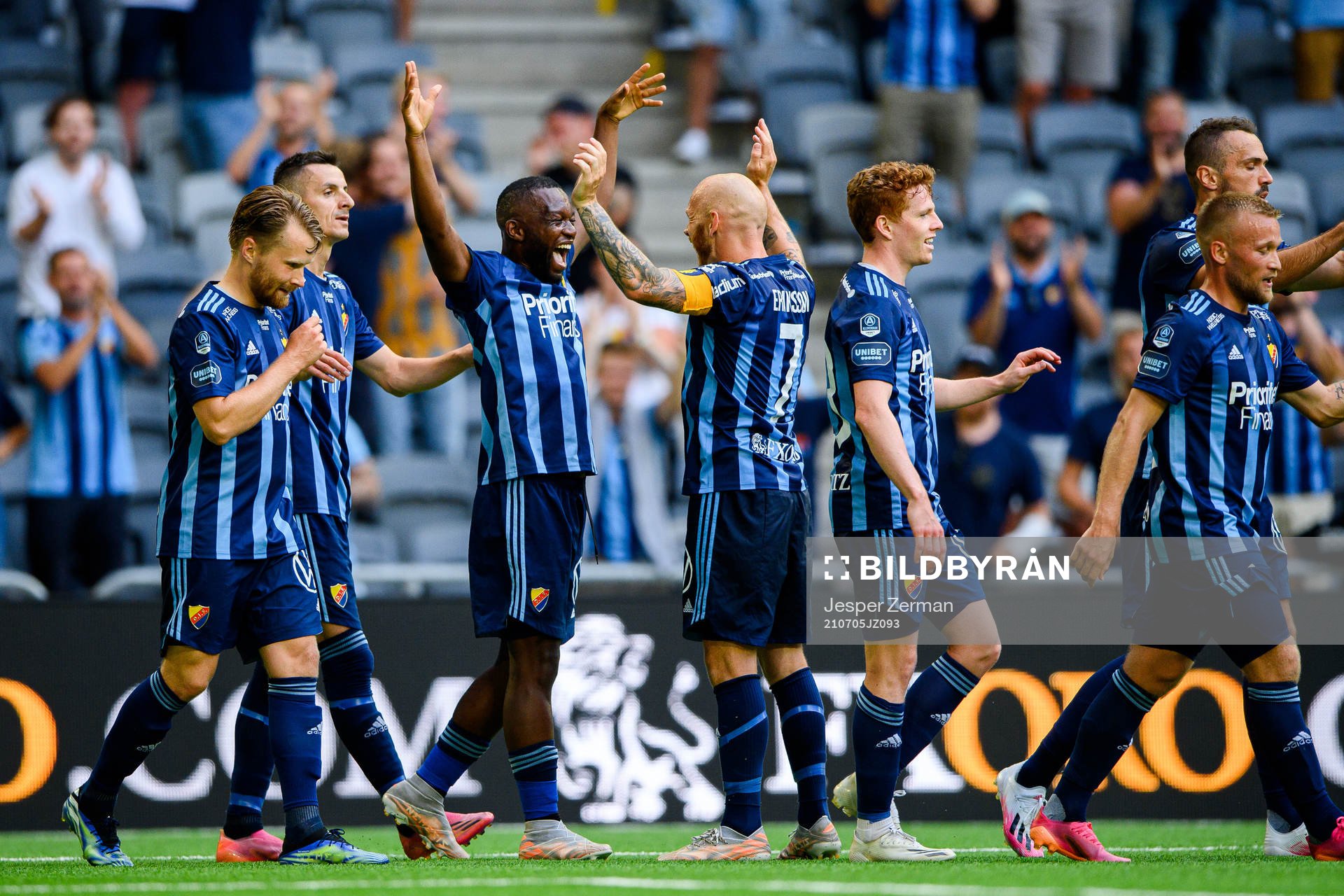 Djurgårdens Magnus Eriksson och Emmanuel Banda jublar