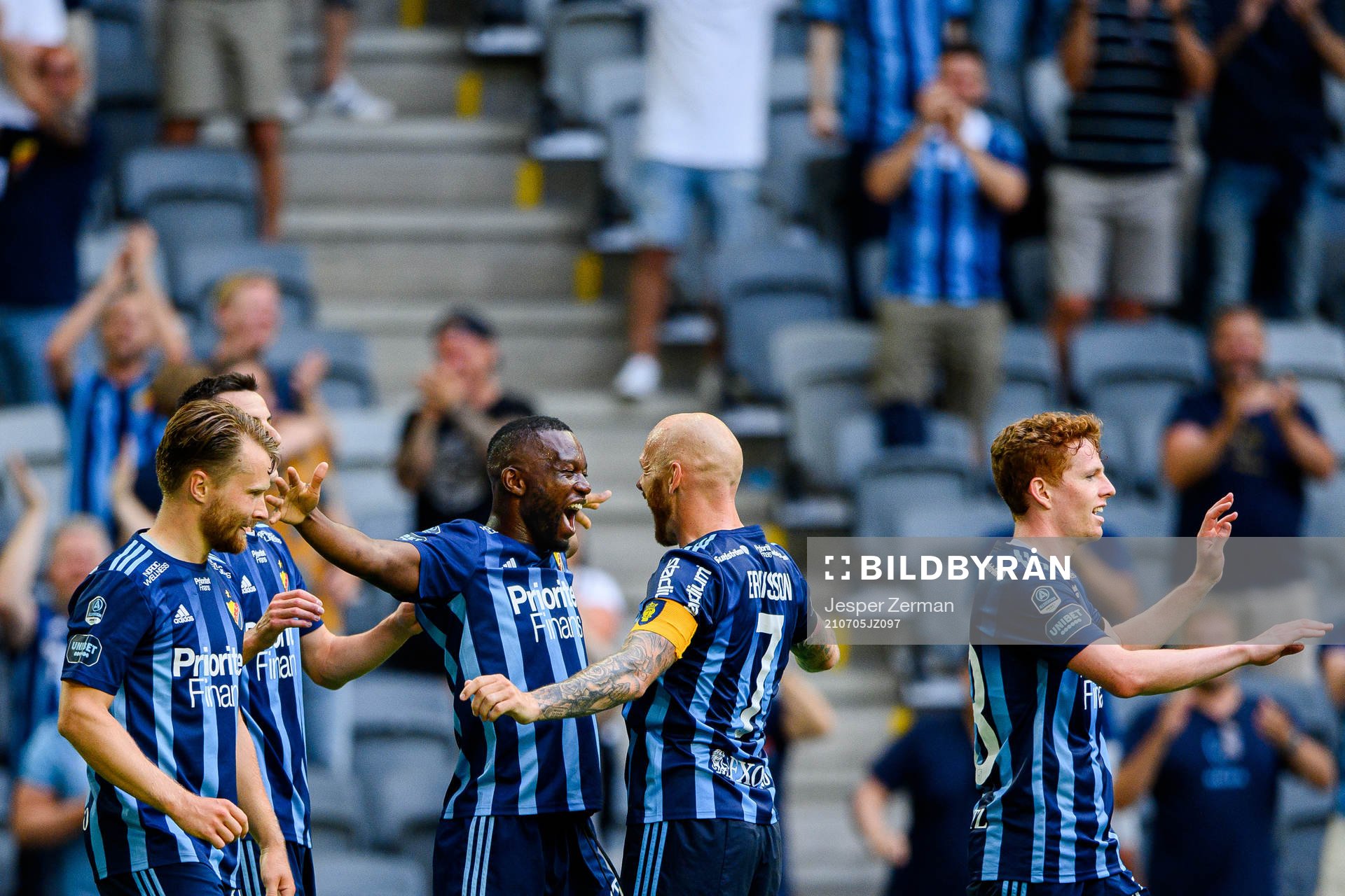 Djurgårdens Emmanuel Banda och Magnus Eriksson jublar efter 3-0 under fotbollsmatchen i Allsvenskan mellan Djurgården och Örebro den 5 juli 2021 i Stockholm.