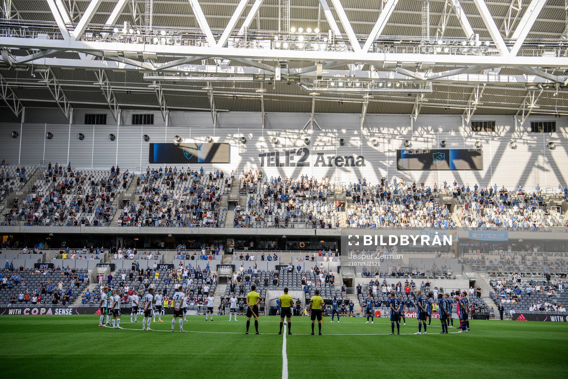 Örebros och Djurgårdens spelare samlas för en tyst minut