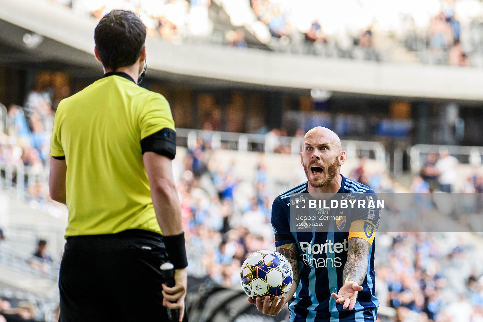 Djurgårdens Magnus Eriksson reagerar på ett domslut