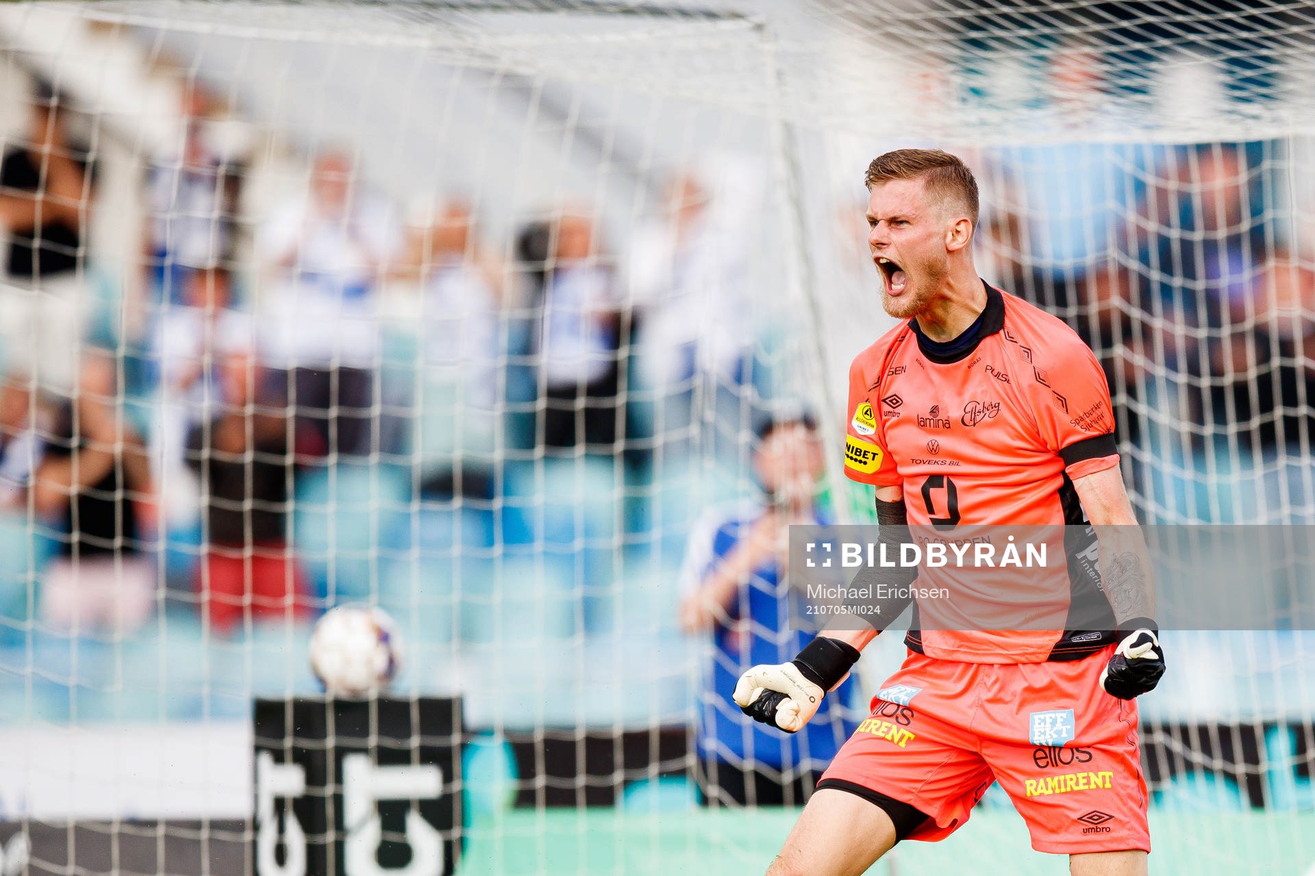 Elfsborgs målvakt Tim Rönning jublar efter räddad straff under fotbollsmatchen i Allsvenskan mellan IFK Göteborg och Elfsborg den 5 juli 2021 i Göteborg.