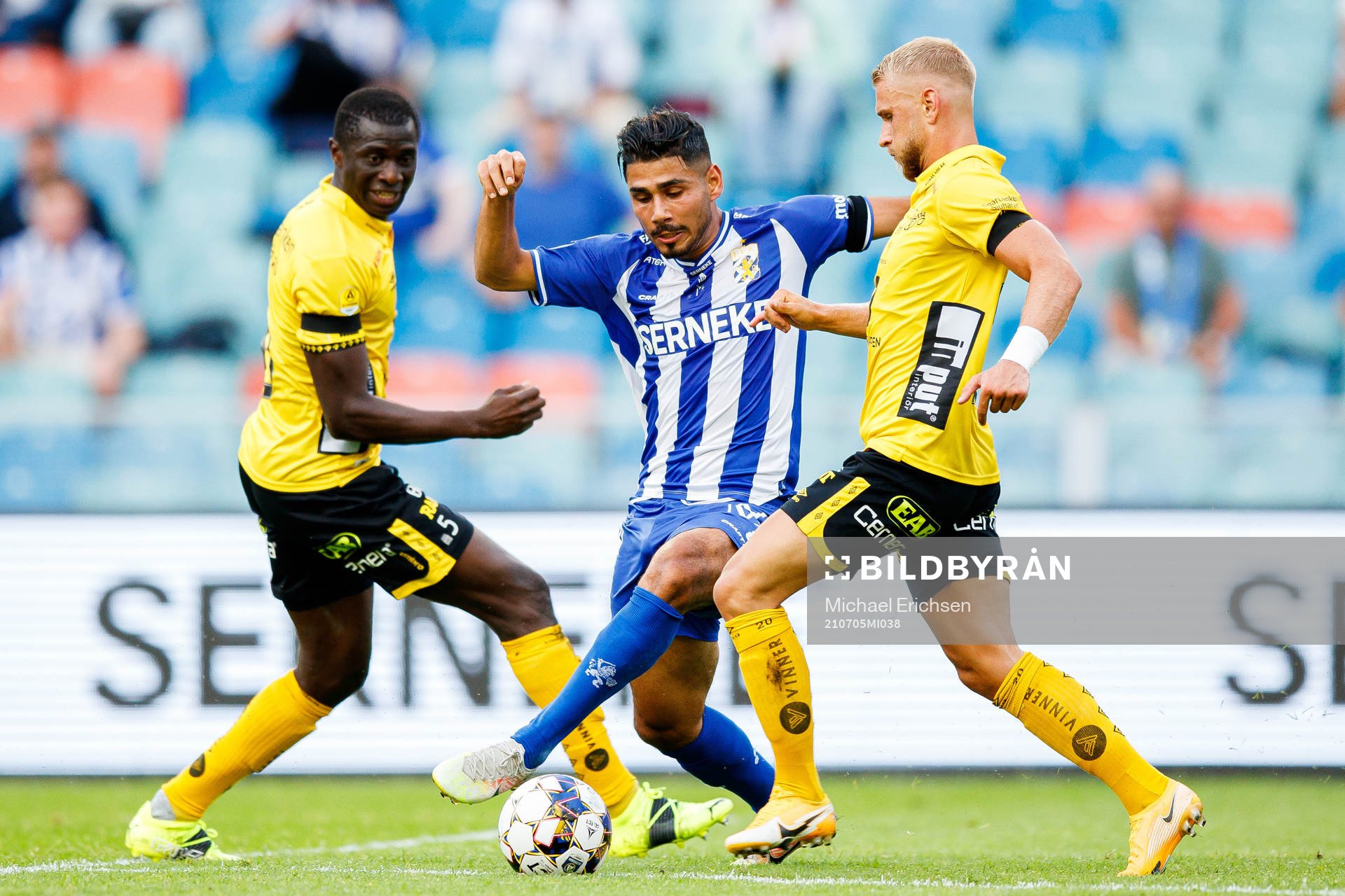IFK Göteborgs Hosam Aiesh i en kamp mot Elfsborgs Maudo