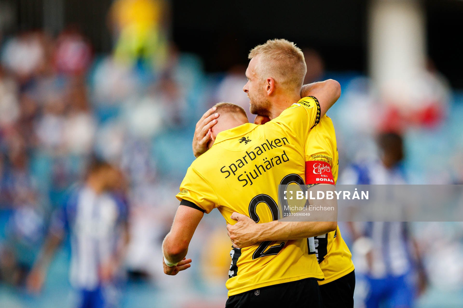 Elfsborgs Johan Larsson och Simon Strand jublar efter 0-1 under fotbollsmatchen i Allsvenskan mellan IFK Göteborg och Elfsborg den 5 juli 2021 i Göteborg.