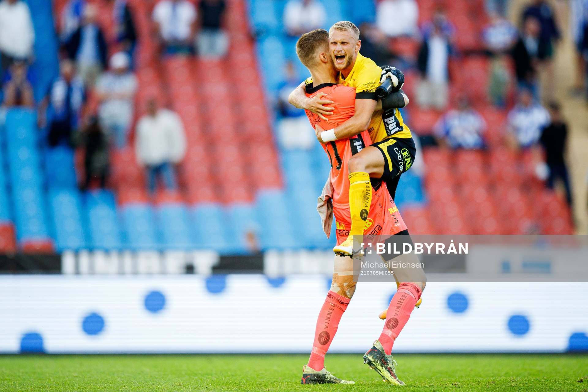 Elfsborgs Simon Strand och målvakt Tim Rönning jublar