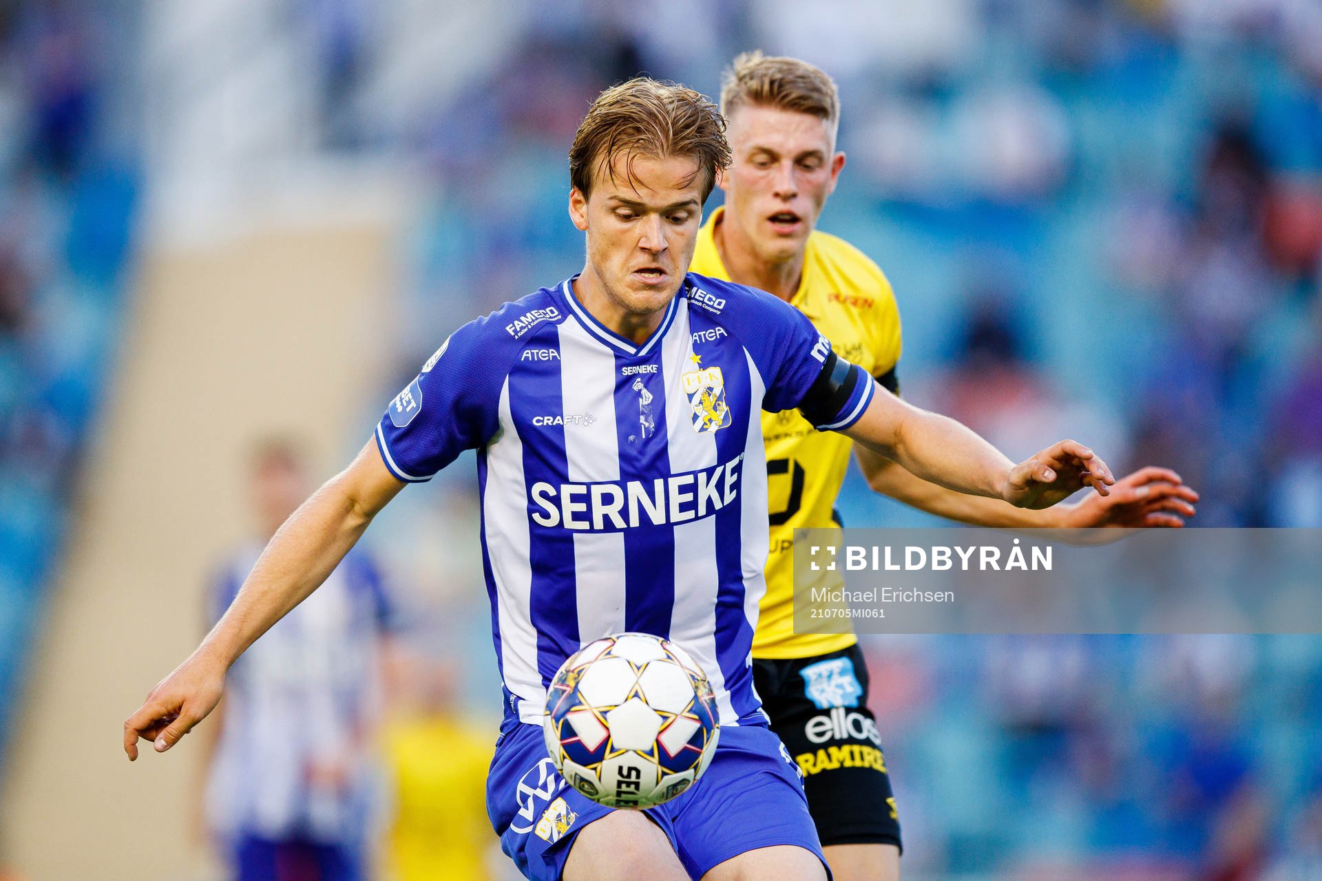 IFK Göteborgs August Erlingmark och Elfsborgs Alexander Bernhadsson under fotbollsmatchen i Allsvenskan mellan IFK Göteborg och Elfsborg den 5 juli 2021 i Göteborg.